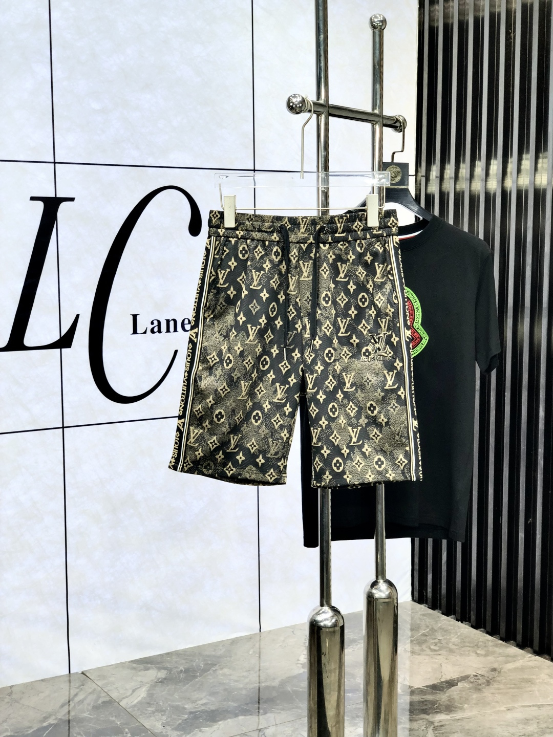 NO:460869,.Lv.25 spring and summer new elastic strap casual shorts, customized counter fabric, breathable and comfortable, impeccable details, brand element design concept, reflecting high quality. 1f feels delicate and soft!  It is casually cut, with a great upper body style!  Count m-xxxL.m wear 27.28, louis vuitton, shorts, alexander wang19860909.Lv.25春夏新款松紧带休闲短裤,专柜定制面料 透气舒适度高,细节无可挑剔,品牌元素设计理念,体现高品质.1f手感细腻柔软！呈现休闲裁剪,上身版型超赞！码数m-xxxL.m穿27.28,,louis vuitton,shorts,alexander wang,Men's clothing