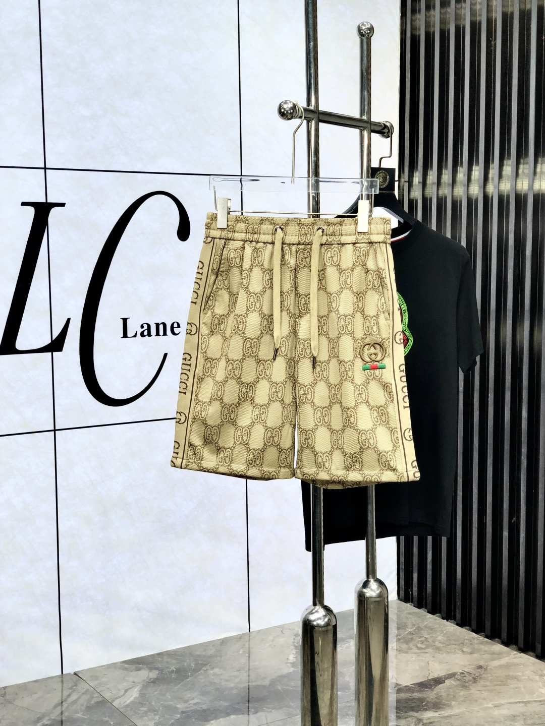 NO:460875,.Gucci.25 spring and summer new elastic strap casual shorts, customized counter fabric, breathable and comfortable, impeccable details, brand element design concept, reflecting high quality. 1f feels delicate and soft!  It is casually cut, with a great upper body style!  Code number m-xxxL.m wear 27.28, gucci, shorts, alexander wang19860909.Gucci.25春夏新款松紧带休闲短裤,专柜定制面料 透气舒适度高,细节无可挑剔,品牌元素设计理念,体现高品质.1f手感细腻柔软！呈现休闲裁剪,上身版型超赞！码数m-xxxL.m穿27.28,,gucci,shorts,alexander wang,Men's clothing