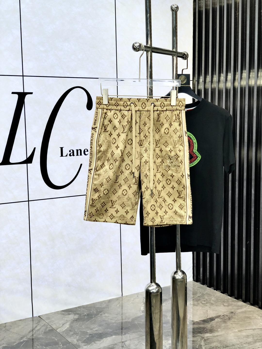 NO:460845,.Lv.25 spring and summer new elastic strap casual shorts, customized counter fabric, breathable and comfortable, impeccable details, brand element design concept, reflecting high quality. 1f feels delicate and soft!  It is casually cut, with a great upper body style!  Count m-xxxL.m wear 27.28, louis vuitton, shorts, alexander wang19860909.Lv.25春夏新款松紧带休闲短裤,专柜定制面料 透气舒适度高,细节无可挑剔,品牌元素设计理念,体现高品质.1f手感细腻柔软！呈现休闲裁剪,上身版型超赞！码数m-xxxL.m穿27.28,,louis vuitton,shorts,alexander wang,Men's clothing