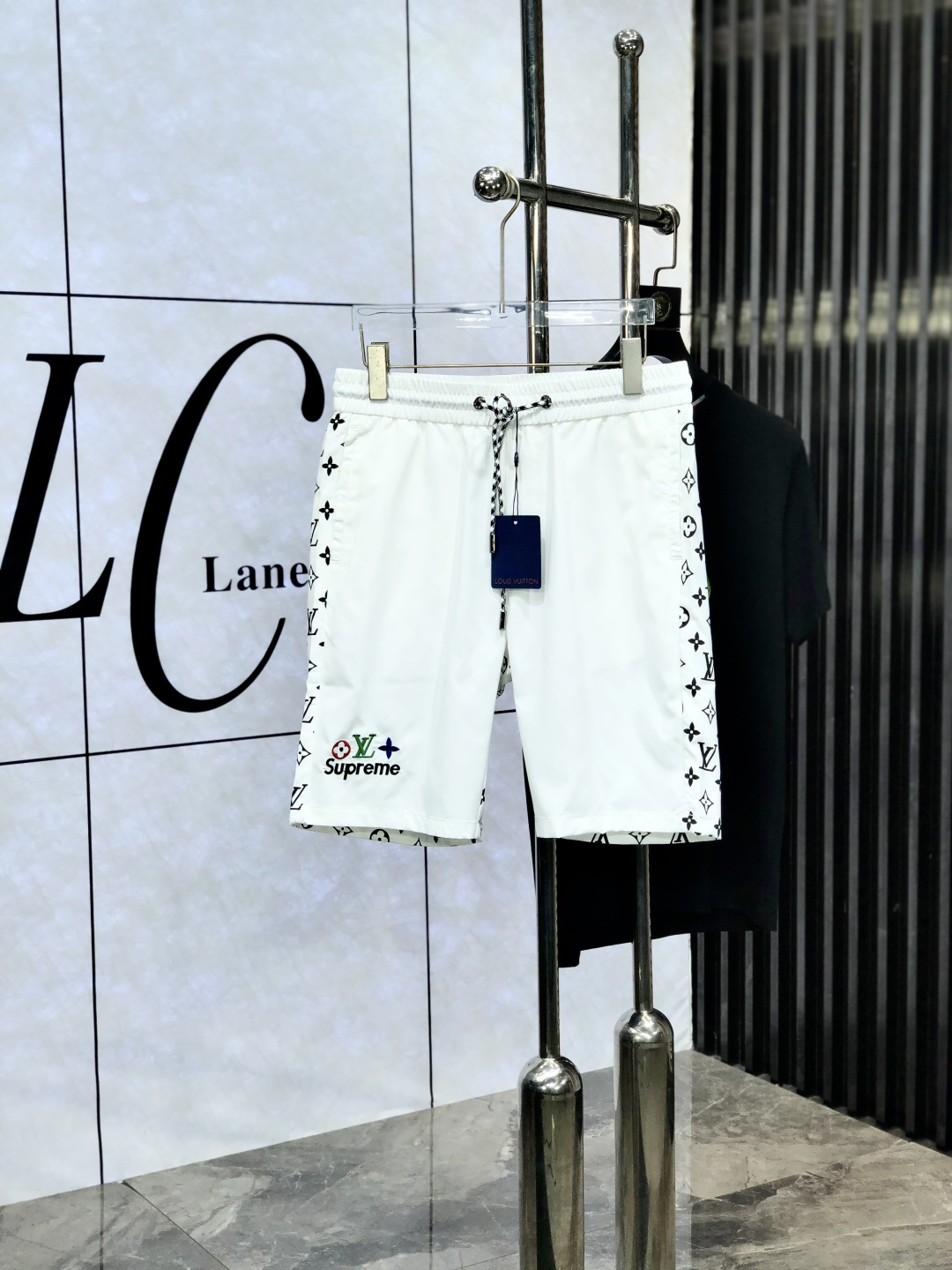 NO:460883,.Lv.25 spring and summer new elastic strap casual shorts, customized counter fabric, breathable and comfortable, impeccable details, brand element design concept, reflecting high quality. 1f feels delicate and soft!  It is casually cut, with a great upper body style!  Count m-xxxL.m wear 27.28, louis vuitton, shorts, alexander wang19860909.Lv.25春夏新款松紧带休闲短裤,专柜定制面料 透气舒适度高,细节无可挑剔,品牌元素设计理念,体现高品质.1f手感细腻柔软！呈现休闲裁剪,上身版型超赞！码数m-xxxL.m穿27.28,,louis vuitton,shorts,alexander wang,Men's clothing