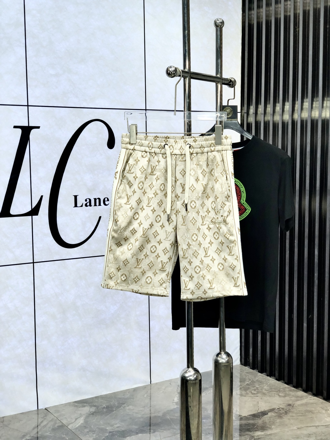 NO:460842,.Lv.25 spring and summer new elastic strap casual shorts, customized counter fabric, breathable and comfortable, impeccable details, brand element design concept, reflecting high quality. 1f feels delicate and soft!  It is casually cut, with a great upper body style!  Count m-xxxL.m wear 27.28, louis vuitton, shorts, alexander wang19860909.Lv.25春夏新款松紧带休闲短裤,专柜定制面料 透气舒适度高,细节无可挑剔,品牌元素设计理念,体现高品质.1f手感细腻柔软！呈现休闲裁剪,上身版型超赞！码数m-xxxL.m穿27.28,,louis vuitton,shorts,alexander wang,Men's clothing