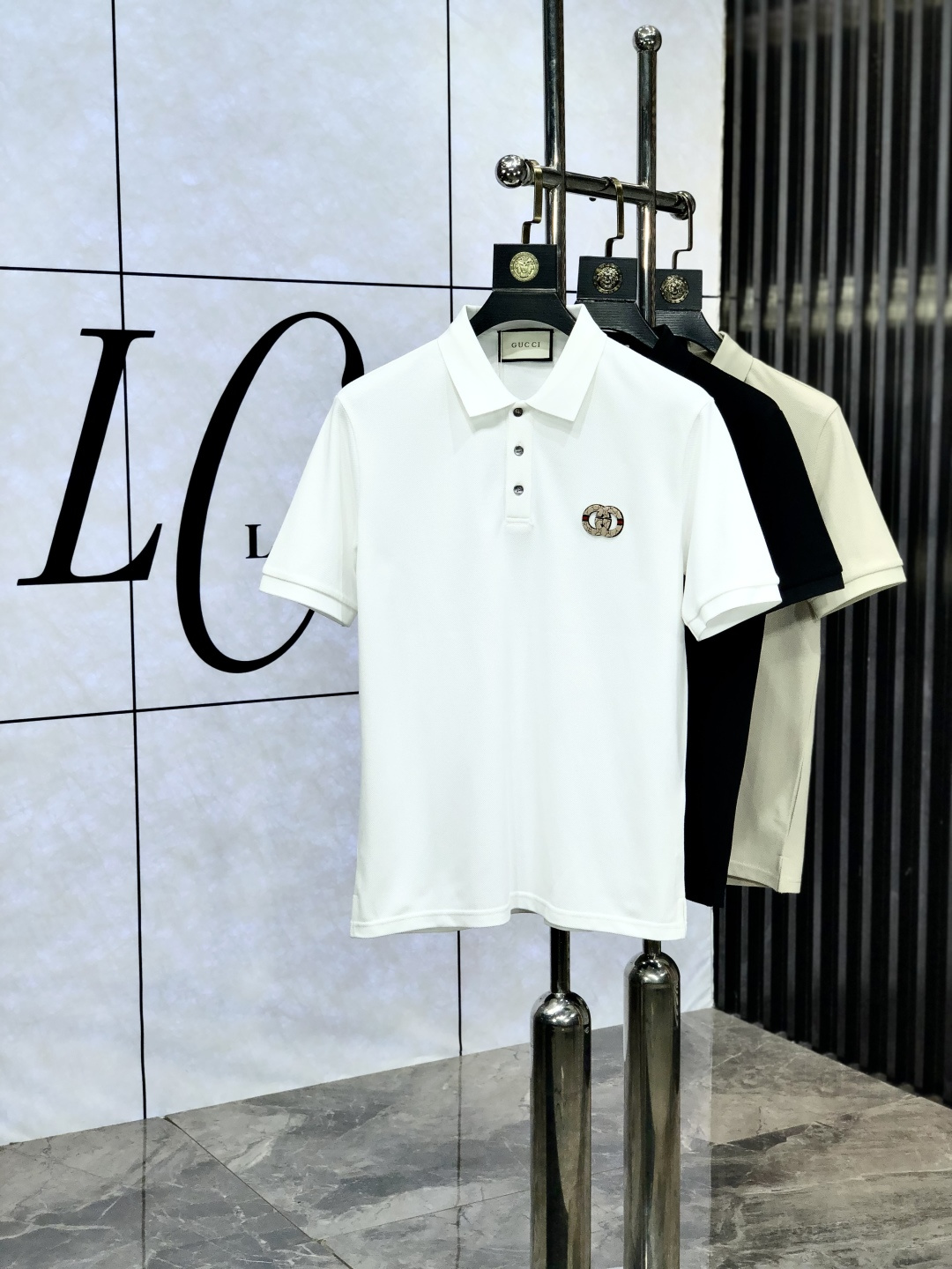NO:460850,.gucci.2025 spring and summer new short-sleeved polo shirt, fashionable and versatile, hot custom imported mercerized bead floor cotton fabric, high-density cotton material, w chest craft logo logo pattern, super soft and delicate feel, skin-friendly and comfortable to wear 3 high-end quality, fine-fitting and top-body is very good, a must-have item for men. Size m-3xL.m wear 175/130,,gucci, T-shirt, alexander wang19860909.gucci.2025春夏新款短袖polo衫,时尚百搭 爆款定制进口丝光珠地棉面料,高密度棉质材质,w胸前工艺logo标志图案,手感超柔软细腻 穿着亲肤舒适 3高端精品 精细做上身非常赞 男士必备单品.尺码 m-3xL.m穿175/130,,gucci,T-shirt,alexander wang,Men's clothing