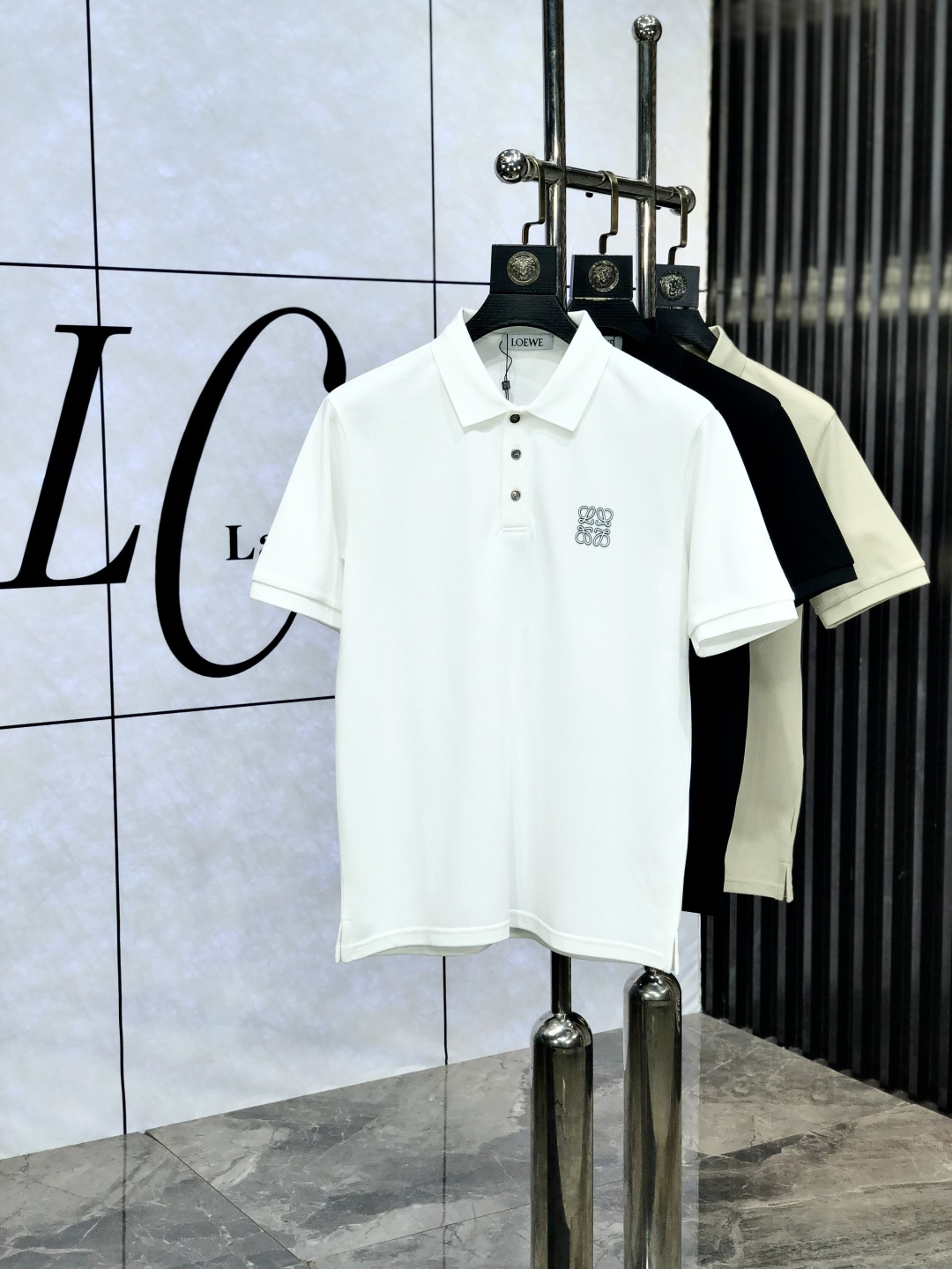 NO:460858,. Luo Yiwei. 2025 spring and summer new short-sleeved polo shirt, fashionable and versatile, hot custom imported mercerized bead floor cotton fabric, high-density cotton material, w chest craft logo logo pattern, super soft and delicate feel, skin-friendly and comfortable to wear 3 high-end quality, fine-fitting and top-body is very good, a must-have item for men. Size m-3xL.m wear 175/130,,loewe, T-shirt, alexander wang19860909.罗意威.2025春夏新款短袖polo衫,时尚百搭 爆款定制进口丝光珠地棉面料,高密度棉质材质,w胸前工艺logo标志图案,手感超柔软细腻 穿着亲肤舒适 3高端精品 精细做上身非常赞 男士必备单品.尺码 m-3xL.m穿175/130,,loewe,T-shirt,alexander wang,Men's clothing