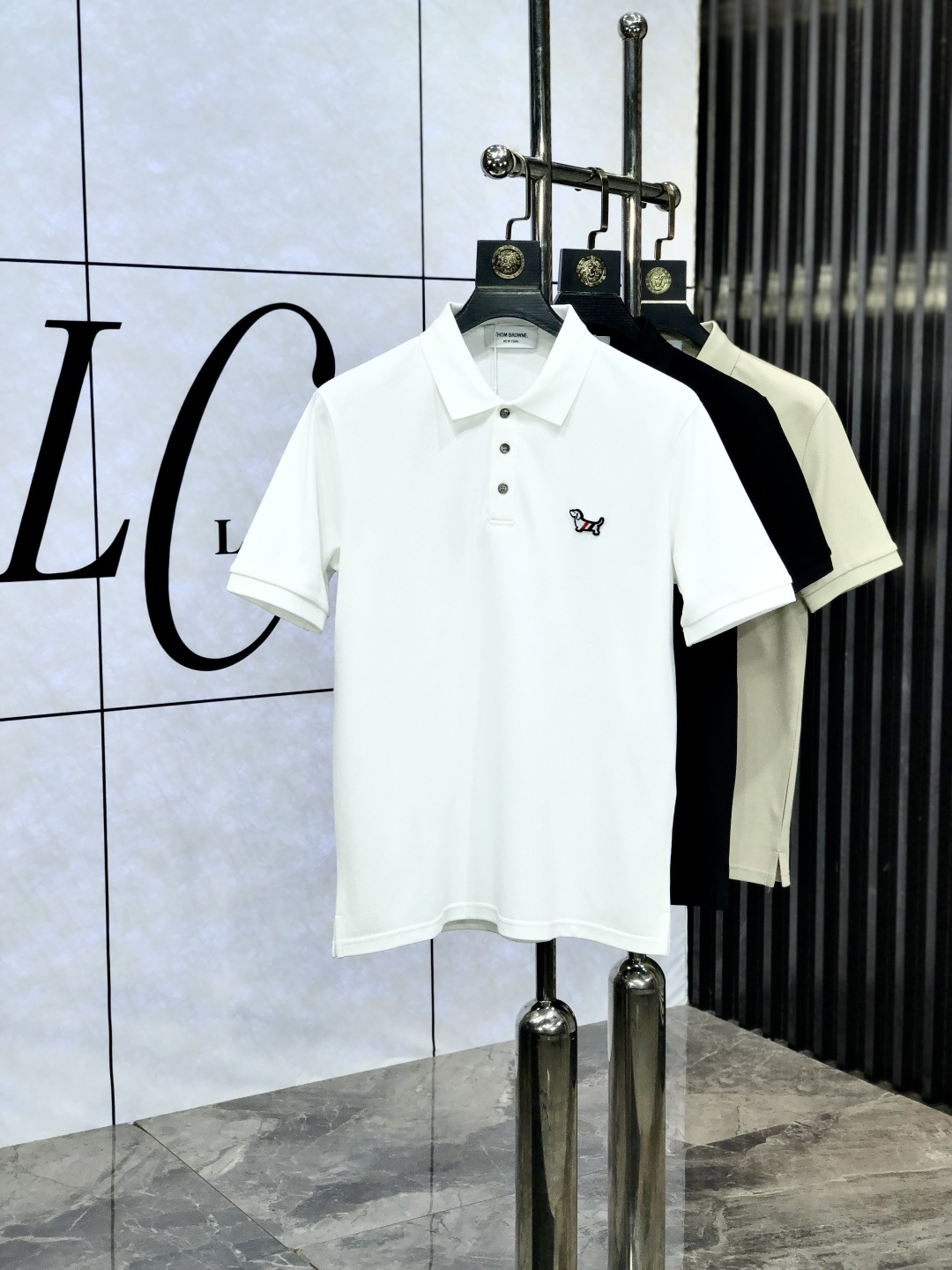 NO:460873,.TB. 2025 spring and summer new short-sleeved polo shirt, fashionable and versatile, hot custom imported mercerized bead floor cotton fabric, high-density cotton material, w chest craft logo logo pattern, super soft and delicate feel, skin-friendly and comfortable to wear 3 high-end quality, fine-fitting and top-body is very good, a must-have item for men. Size m-3xL.m wear 175/130, T-shirt, alexander wang19860909.TB.2025春夏新款短袖polo衫,时尚百搭 爆款定制进口丝光珠地棉面料,高密度棉质材质,w胸前工艺logo标志图案,手感超柔软细腻 穿着亲肤舒适 3高端精品 精细做上身非常赞 男士必备单品.尺码 m-3xL.m穿175/130,,T-shirt,alexander wang,Men's clothing