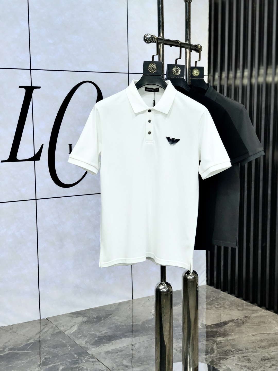 NO:460881,.Amani. 2025 spring and summer new short-sleeved polo shirt, fashionable and versatile, hot custom imported mercerized bead floor cotton fabric, high-density cotton material, w chest craft logo logo pattern, super soft and delicate, skin-friendly and comfortable to wear 3 high-end quality, fine-fitting and top-body, a must-have for men. Size m-3xL.m wear 175/130,,armani, T-shirt, alexander wang19860909.阿玛尼.2025春夏新款短袖polo衫,时尚百搭 爆款定制进口丝光珠地棉面料,高密度棉质材质,w胸前工艺logo标志图案,手感超柔软细腻 穿着亲肤舒适 3高端精品 精细做上身非常赞 男士必备单品.尺码 m-3xL.m穿175/130,,armani,T-shirt,alexander wang,Men's clothing