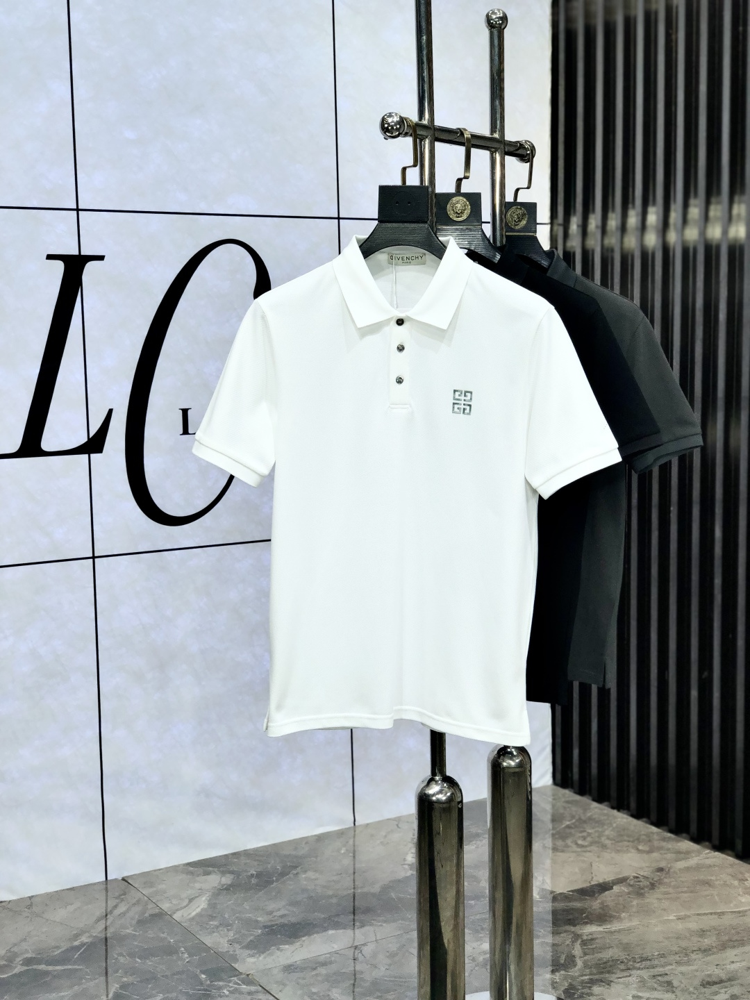 NO:460826,.Givenchy. 2025 spring and summer new short-sleeved polo shirt, fashionable and versatile. Hot custom imported mercerized bead floor cotton fabric, high-density cotton material, w chest craft logo logo pattern, super soft and delicate feel, skin-friendly and comfortable to wear 3 high-end quality, fine-fitting and top-body is very good. Must-have items for men. Size m-3xL.m wear 175/130, givennchy, T-shirt, alexander wang19860909.纪梵希.2025春夏新款短袖polo衫,时尚百搭 爆款定制进口丝光珠地棉面料,高密度棉质材质,w胸前工艺logo标志图案,手感超柔软细腻 穿着亲肤舒适 3高端精品 精细做上身非常赞 男士必备单品.尺码 m-3xL.m穿175/130,,givenchy,T-shirt,alexander wang,Men's clothing