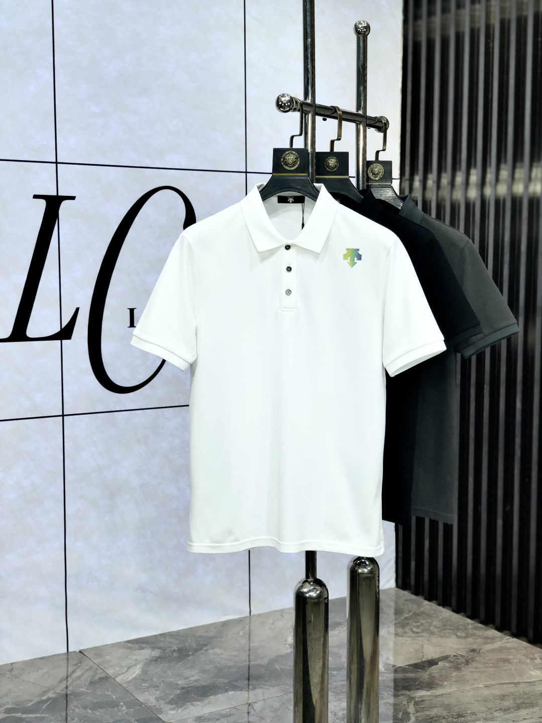 NO:460832,.Disante. 2025 spring and summer new short-sleeved polo shirt, fashionable and versatile. Hot custom imported mercerized bead floor cotton fabric, high-density cotton material, w chest craft logo logo pattern, super soft and delicate feel, skin-friendly and comfortable to wear 3 high-end quality, fine-fitting and top-body is very good. Must-have items for men. Size m-3xL.m wear 175/130, T-shirt, alexander wang19860909.迪桑特 .2025春夏新款短袖polo衫,时尚百搭 爆款定制进口丝光珠地棉面料,高密度棉质材质,w胸前工艺logo标志图案,手感超柔软细腻 穿着亲肤舒适 3高端精品 精细做上身非常赞 男士必备单品.尺码 m-3xL.m穿175/130,,T-shirt,alexander wang,Men's clothing