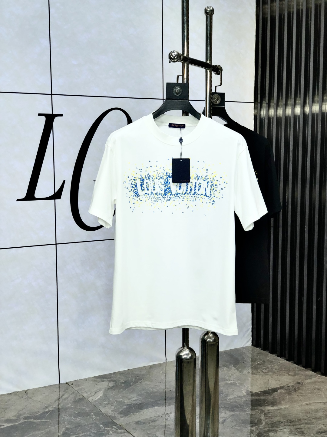 NO:460844,.Lv. Wear 200 kilograms. Loose version. Top products. 2025 spring and summer new style first-time counter latest short-sleeved round-neck T-shirt. High-end customization. Avant-garde and fashionable design!  Brand logo heavy craftsmanship design, high-end customized original European cotton fabric, soft feel and comfortable to wear. 1f counter-level exquisite car line. Fine workmanship, invincible and handsome upper body effect!  A must-have item for handsome men!  Count m-4xL.m wear 175/130, louis vuitton, T-shirt,tees, t-shirt,alexander wang19860909.Lv.穿200斤.宽松版.顶级货品2025春夏新款首发专柜最新款短袖圆领T恤 高端订制 设计前卫时尚！品牌logo重工艺设计 高端定制原版欧棉面料.手感柔软.穿着舒适.1f专柜级别精致车线.做工精细.上身效果无敌帅气！型男必备单品！码数m-4xL.m穿175/130,,louis vuitton,T-shirt,tees，t-shirt,alexander wang,Men's clothing