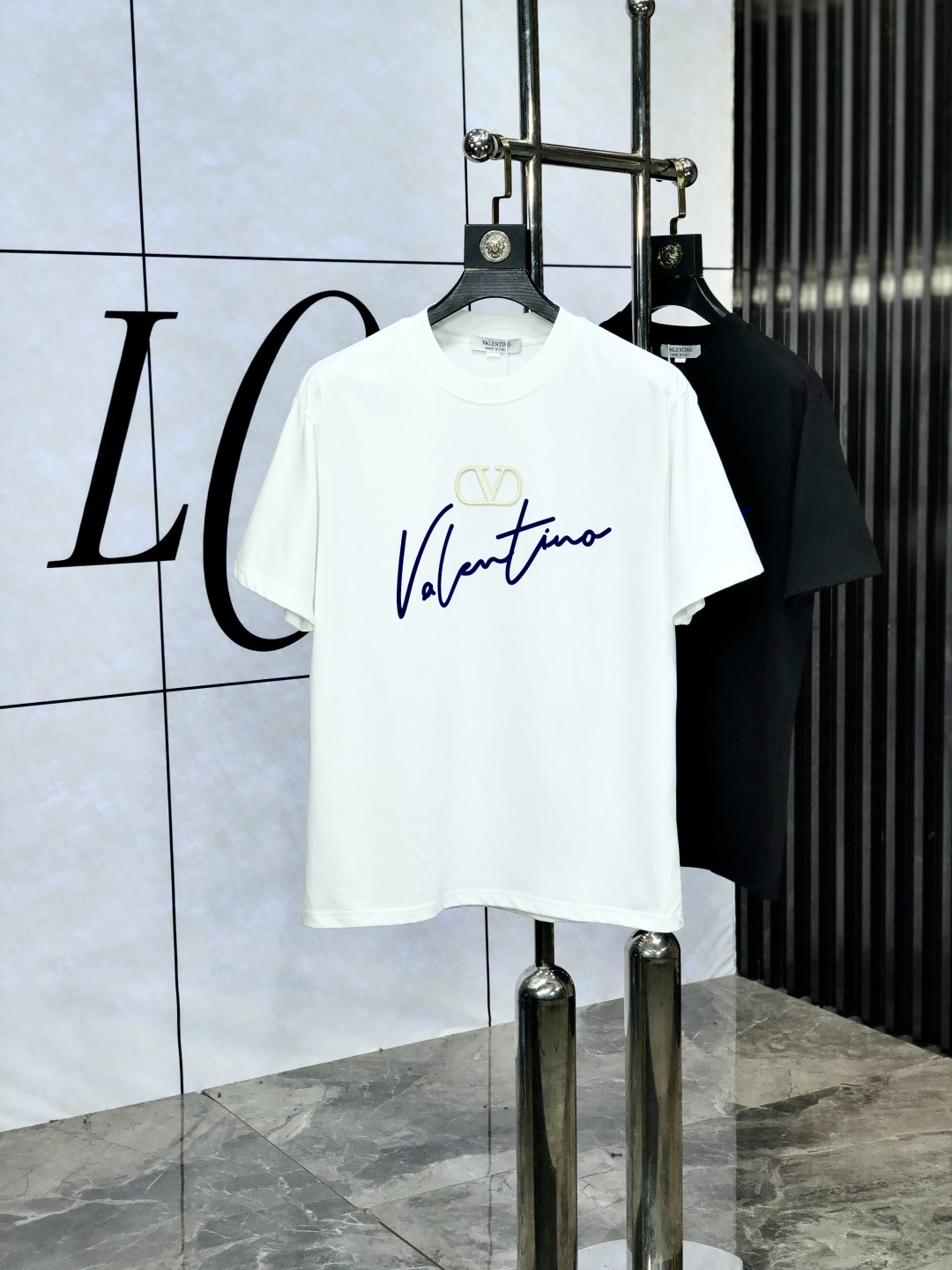 NO:460852,.Valentino. Wear 200 kilograms. Loose version. Top products. 2025 spring and summer new style first-time counter latest short-sleeved round-neck T-shirt. High-end customization. Avant-garde and fashionable design!  Brand logo heavy craftsmanship design, high-end customized original European cotton fabric, soft feel and comfortable to wear. 1f counter-level exquisite car line. Fine workmanship, invincible and handsome upper body effect!  A must-have item for handsome men!  Count m-4xL.m wear 175/130, valentino, T-shirt,tees, t-shirt,alexander wang19860909.华伦天奴.穿200斤.宽松版.顶级货品2025春夏新款首发专柜最新款短袖圆领T恤 高端订制 设计前卫时尚！品牌logo重工艺设计 高端定制原版欧棉面料.手感柔软.穿着舒适.1f专柜级别精致车线.做工精细.上身效果无敌帅气！型男必备单品！码数m-4xL.m穿175/130,,valentino,T-shirt,tees，t-shirt,alexander wang,Men's clothing