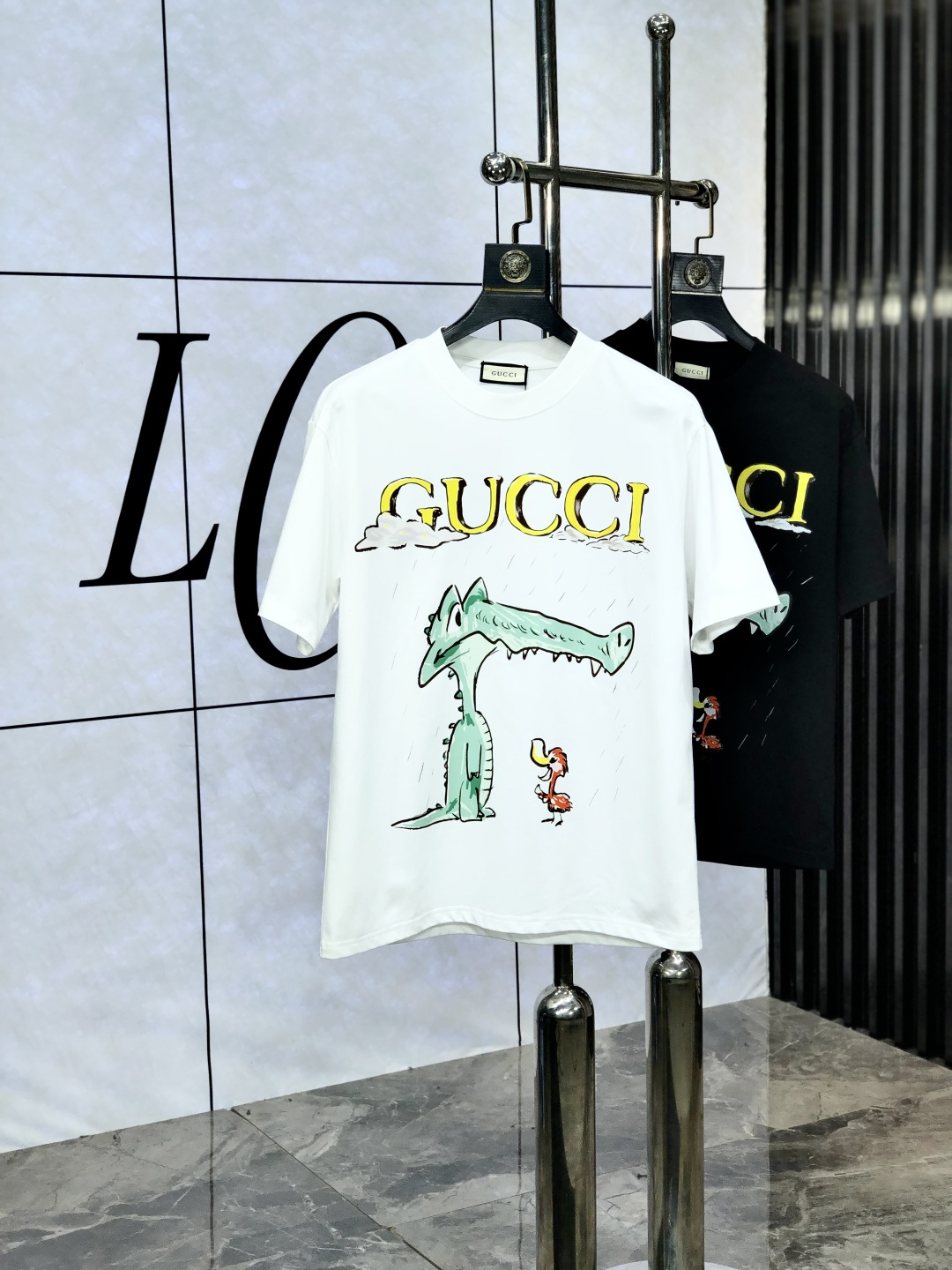 NO:460860,.Gucci. Wear 200 kilograms. Loose version. Top products. 2025 spring and summer new style first-time counter latest short-sleeved round-neck T-shirt. High-end customization. Avant-garde and fashionable design!  Brand logo heavy craftsmanship design, high-end customized original European cotton fabric, soft feel and comfortable to wear. 1f counter-level exquisite car line. Fine workmanship, invincible and handsome upper body effect!  A must-have item for handsome men!  Count m-4xL.m wear 175/130, gucci, T-shirt,tees, t-shirt,alexander wang19860909.Gucci.穿200斤.宽松版.顶级货品2025春夏新款首发专柜最新款短袖圆领T恤 高端订制 设计前卫时尚！品牌logo重工艺设计 高端定制原版欧棉面料.手感柔软.穿着舒适.1f专柜级别精致车线.做工精细.上身效果无敌帅气！型男必备单品！码数m-4xL.m穿175/130,,gucci,T-shirt,tees，t-shirt,alexander wang,Men's clothing