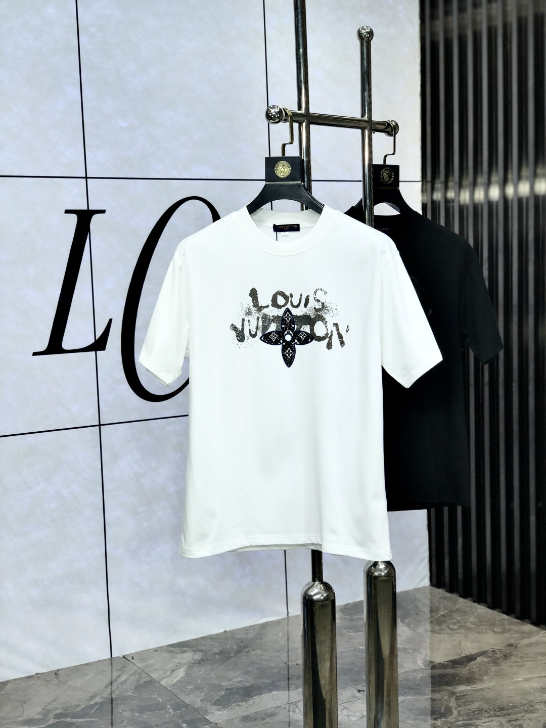 NO:460882,.Lv. Wear 200 kilograms. Loose version. Top products. 2025 spring and summer new style first-time counter latest short-sleeved round-neck T-shirt. High-end customization. Avant-garde and fashionable design!  Brand logo heavy craftsmanship design, high-end customized original European cotton fabric, soft feel and comfortable to wear. 1f counter-level exquisite car line. Fine workmanship, invincible and handsome upper body effect!  A must-have item for handsome men!  Count m-4xL.m wear 175/130, louis vuitton, T-shirt,tees, t-shirt,alexander wang19860909.Lv.穿200斤.宽松版.顶级货品2025春夏新款首发专柜最新款短袖圆领T恤 高端订制 设计前卫时尚！品牌logo重工艺设计 高端定制原版欧棉面料.手感柔软.穿着舒适.1f专柜级别精致车线.做工精细.上身效果无敌帅气！型男必备单品！码数m-4xL.m穿175/130,,louis vuitton,T-shirt,tees，t-shirt,alexander wang,Men's clothing