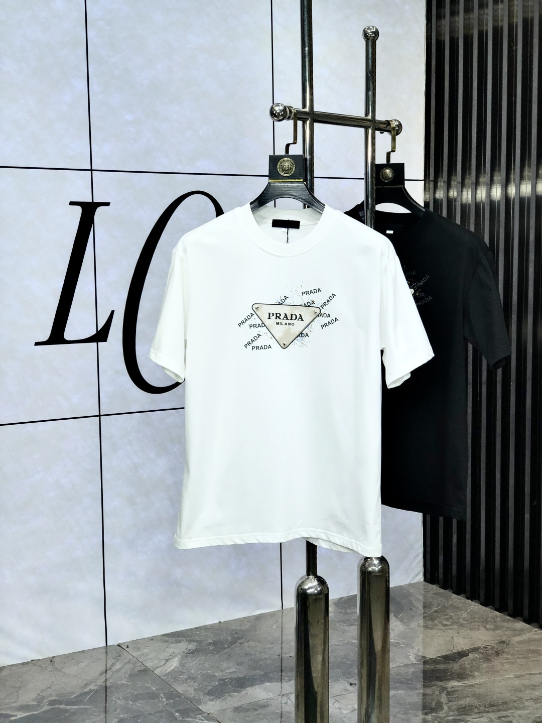 NO:460890,.Prada. Wear 200 catties. Loose version. Top products. 2025 spring and summer new style first launch counter latest short-sleeved round neck T-shirt. High-end customization. Avant-garde and fashionable design!  Brand logo heavy craftsmanship design, high-end customized original European cotton fabric, soft feel and comfortable to wear. 1f counter-level exquisite car line. Fine workmanship, invincible and handsome upper body effect!  A must-have item for handsome men!  Count m-4xL.m wear 175/130, prada, T-shirt,tees, t-shirt,alexander wang19860909.普拉达.穿200斤.宽松版.顶级货品2025春夏新款首发专柜最新款短袖圆领T恤 高端订制 设计前卫时尚！品牌logo重工艺设计 高端定制原版欧棉面料.手感柔软.穿着舒适.1f专柜级别精致车线.做工精细.上身效果无敌帅气！型男必备单品！码数m-4xL.m穿175/130,,prada,T-shirt,tees，t-shirt,alexander wang,Men's clothing