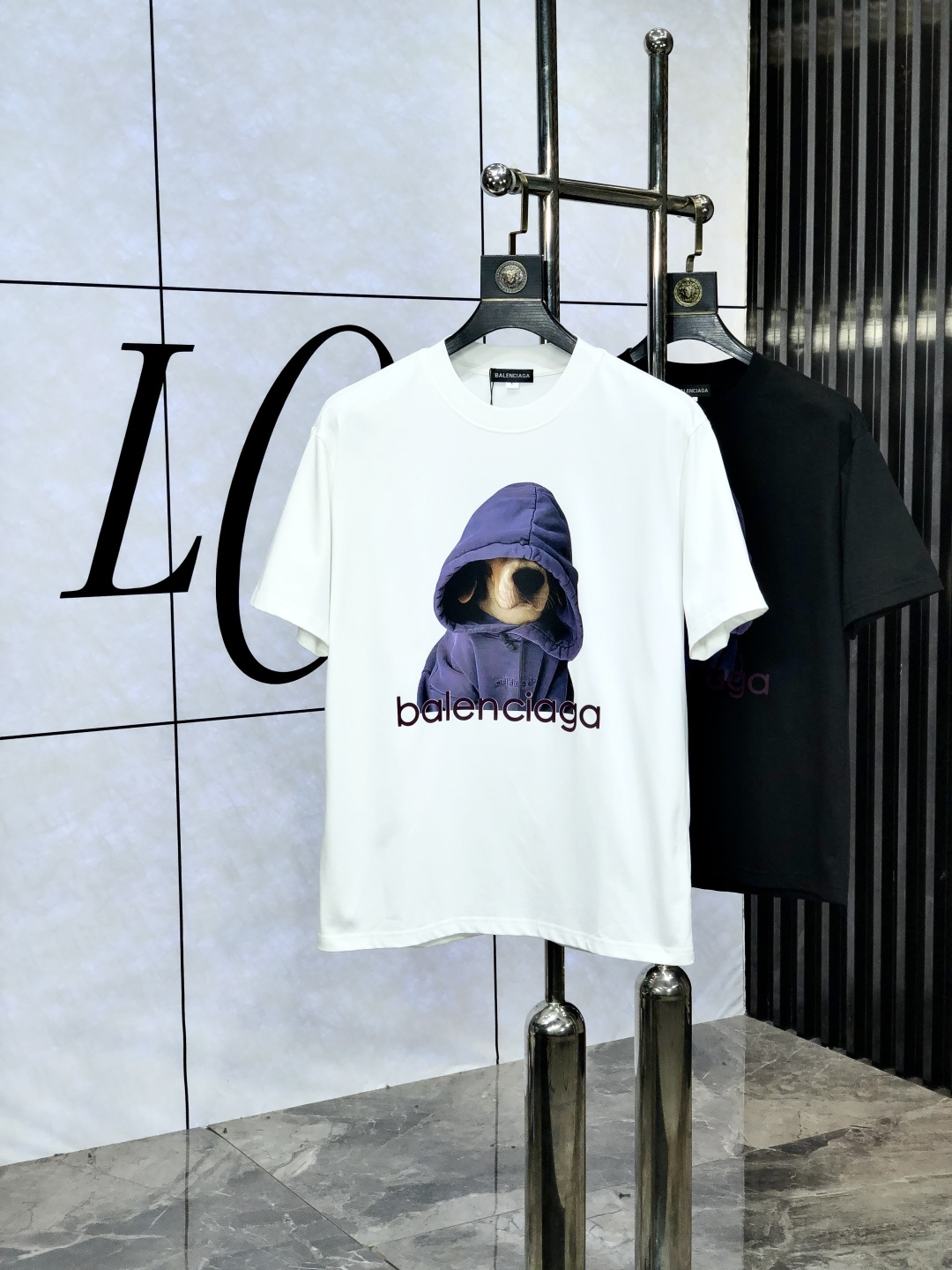 NO:460892,.Balenicaga. Wear 200 kilograms. Loose version. Top products. 2025 spring and summer new first-time counter latest short-sleeved round-neck T-shirt. High-end customization. Avant-garde and fashionable design!  Brand logo heavy craftsmanship design, high-end customized original European cotton fabric, soft feel and comfortable to wear. 1f counter-level exquisite car line. Fine workmanship, invincible and handsome upper body effect!  A must-have item for handsome men!  Count m-4xL.m wear 175/130, balenciaga, T-shirt,tees, t-shirt,alexander wang19860909.巴黎世家.穿200斤.宽松版.顶级货品2025春夏新款首发专柜最新款短袖圆领T恤 高端订制 设计前卫时尚！品牌logo重工艺设计 高端定制原版欧棉面料.手感柔软.穿着舒适.1f专柜级别精致车线.做工精细.上身效果无敌帅气！型男必备单品！码数m-4xL.m穿175/130,,balenciaga,T-shirt,tees，t-shirt,alexander wang,Men's clothing