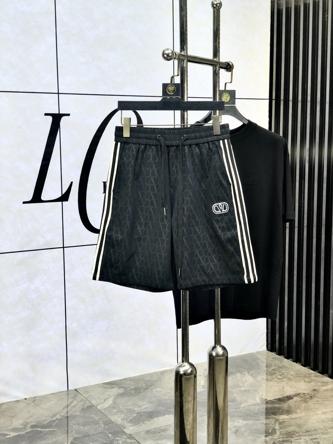 NO:472786,.Valentino. 25 spring and summer new elastic strap casual shorts, customized counter fabric, breathable and comfortable, impeccable details, brand element design concept, reflecting high quality. 1f feels delicate and soft!  It is casually cut, with a great upper body style!  Count m-xxxL.m wear 27.28, valentino, shorts, alexander wang19860909.华伦天奴 .25春夏新款松紧带休闲短裤,专柜定制面料 透气舒适度高,细节无可挑剔,品牌元素设计理念,体现高品质.1f手感细腻柔软！呈现休闲裁剪,上身版型超赞！码数m-xxxL.m穿27.28,,valentino,shorts,alexander wang,Men's clothing