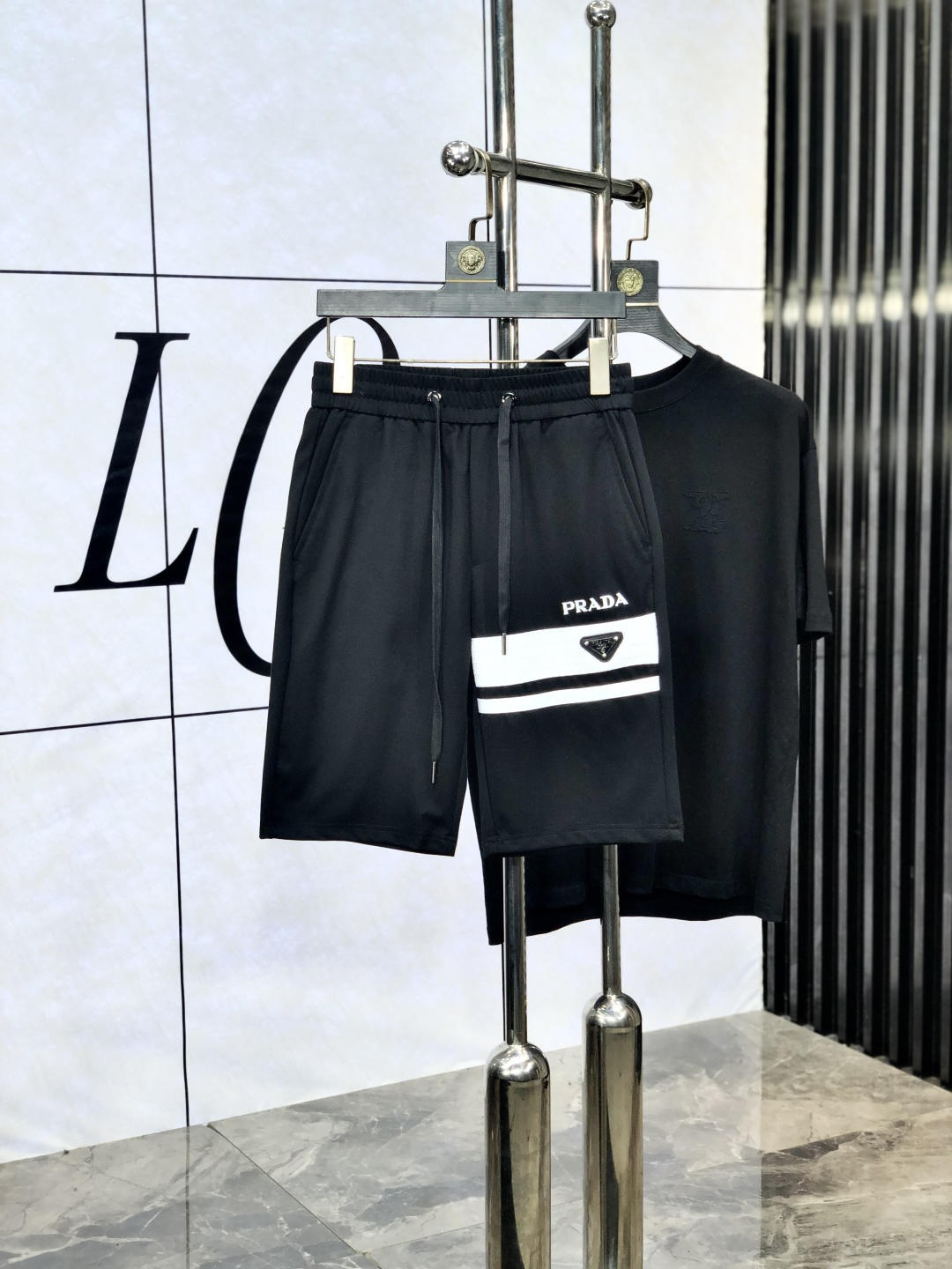 NO:472791,.Prada. New spring and summer elastic casual shorts, customized counter fabric, breathable and comfortable, impeccable details, brand element design concept, reflecting high quality. 1f feels delicate and soft!  It is casually cut, with a great upper body style!  Count m-xxxL.m wear 27.28, prada, shorts, alexander wang19860909.普拉达.25春夏新款松紧带休闲短裤,专柜定制面料 透气舒适度高,细节无可挑剔,品牌元素设计理念,体现高品质.1f手感细腻柔软！呈现休闲裁剪,上身版型超赞！码数m-xxxL.m穿27.28,,prada,shorts,alexander wang,Men's clothing