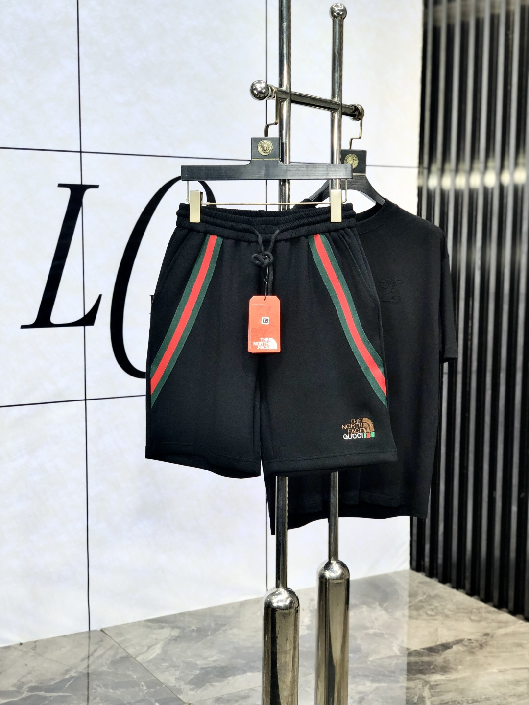 NO:472796,.Gucci .25 spring and summer new elastic strap casual shorts, custom-made fabric for counter, breathable and comfortable, impeccable details, brand element design concept, reflecting high quality. 1f feels delicate and soft!  It is casually cut, with a great upper body style!  Code number m-xxxL.m wear 27.28, gucci, shorts, alexander wang19860909.Gucci .25春夏新款松紧带休闲短裤,专柜定制面料 透气舒适度高,细节无可挑剔,品牌元素设计理念,体现高品质.1f手感细腻柔软！呈现休闲裁剪,上身版型超赞！码数m-xxxL.m穿27.28,,gucci,shorts,alexander wang,Men's clothing