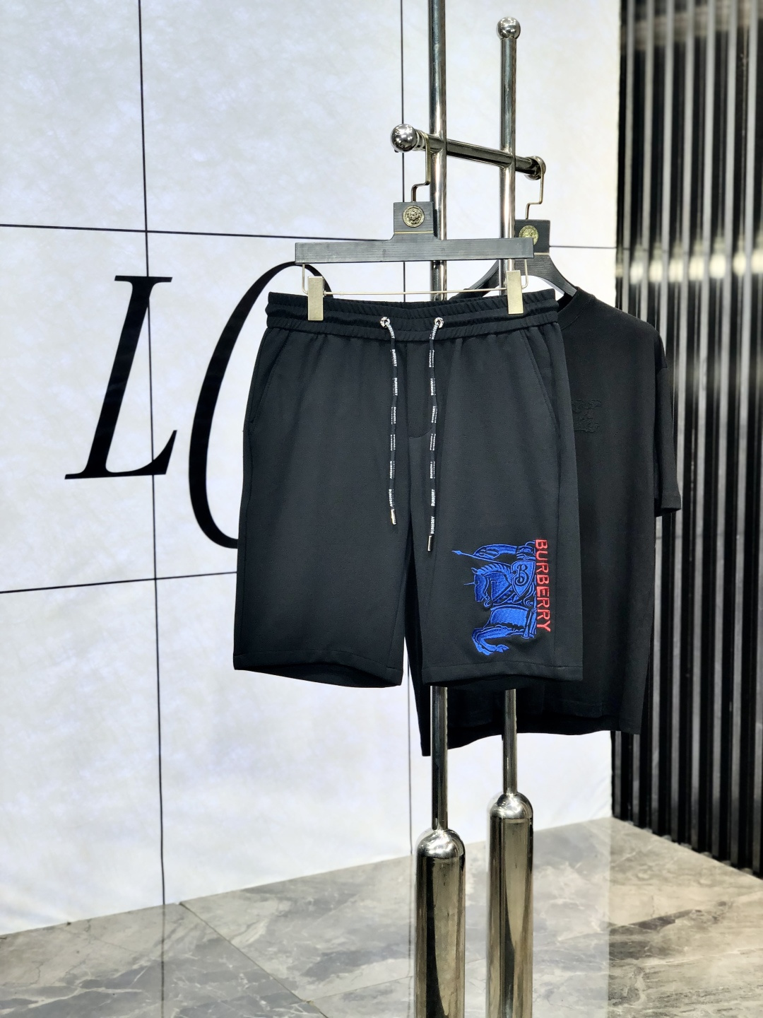 NO:472800,.Burberry. 25 spring and summer new elastic strap casual shorts, customized counter fabric, breathable and comfortable, impeccable details, brand element design concept, reflecting high quality. 1f feels delicate and soft!  It is casually cut, with a great upper body style!  Count m-xxxL.m wear 27.28, burberry, shorts, alexander wang19860909.巴宝莉.25春夏新款松紧带休闲短裤,专柜定制面料 透气舒适度高,细节无可挑剔,品牌元素设计理念,体现高品质.1f手感细腻柔软！呈现休闲裁剪,上身版型超赞！码数m-xxxL.m穿27.28,,burberry,shorts,alexander wang,Men's clothing