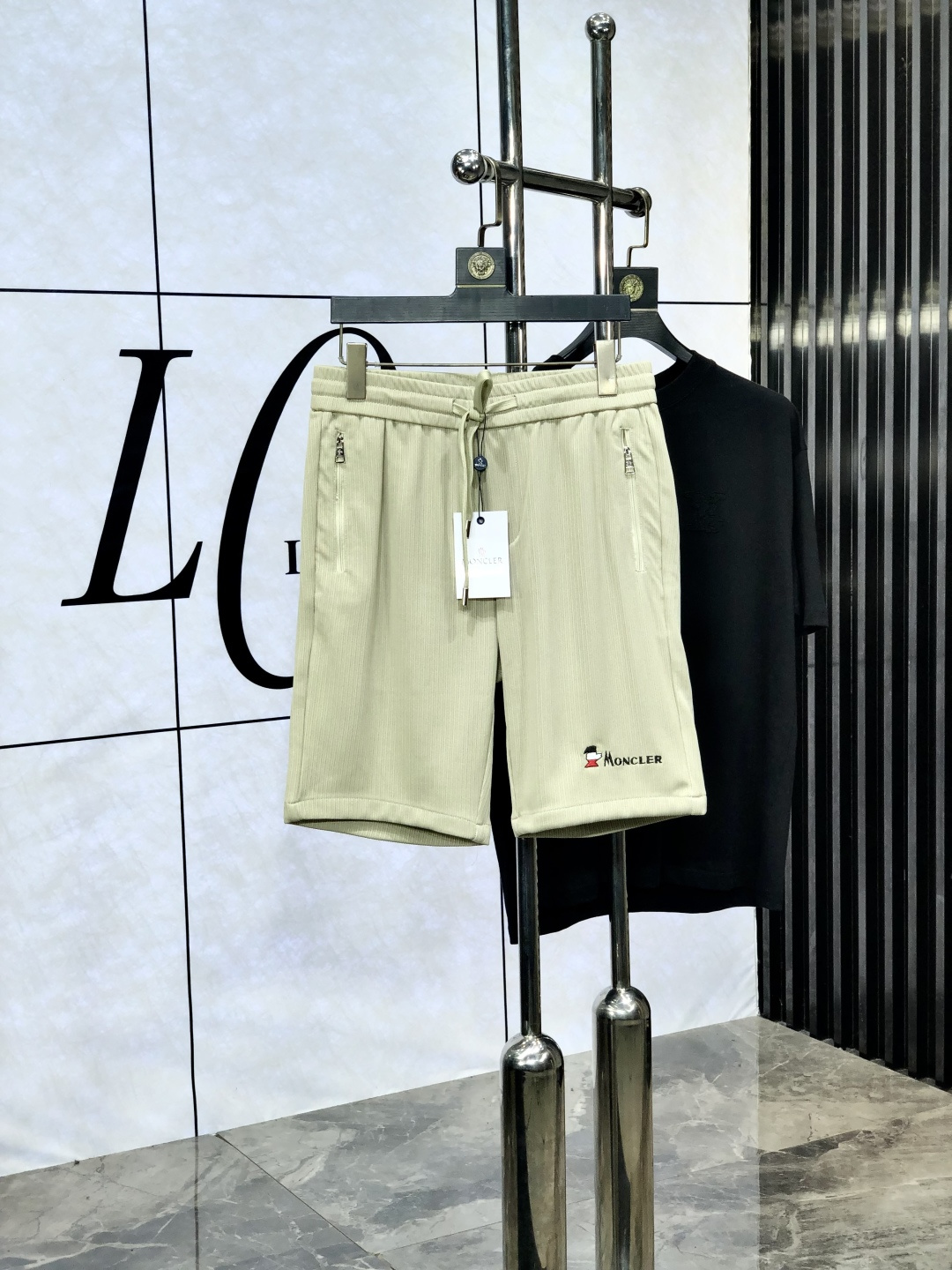 NO:472831,.Covered. New spring and summer elastic casual shorts, customized counter fabric, high breathability and comfort, impeccable details, brand element design concept, reflecting high quality. 1f feels delicate and soft!  It is casually cut, with a great upper body style!  Code number m-xxxL.m wear 27.28, Moncler, shorts, alexander wang19860909.蒙口.25春夏新款松紧带休闲短裤,专柜定制面料 透气舒适度高,细节无可挑剔,品牌元素设计理念,体现高品质.1f手感细腻柔软！呈现休闲裁剪,上身版型超赞！码数m-xxxL.m穿27.28,,Moncler,shorts,alexander wang,Men's clothing