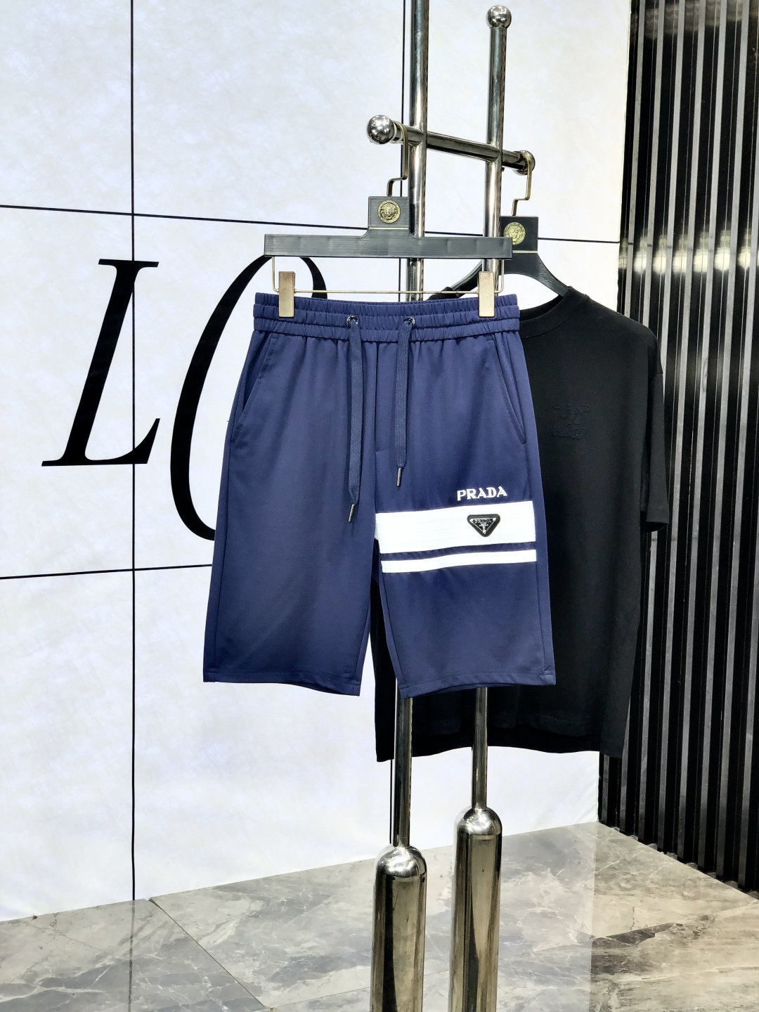 NO:472837,.Prada .25 spring and summer new elastic strap casual shorts, custom-made fabric for counter, breathable and comfortable, impeccable details, brand element design concept, reflecting high quality. 1f feels delicate and soft!  It is casually cut, with a great upper body style!  Count m-xxxL.m wear 27.28, prada, shorts, alexander wang19860909.普拉达 .25春夏新款松紧带休闲短裤,专柜定制面料 透气舒适度高,细节无可挑剔,品牌元素设计理念,体现高品质.1f手感细腻柔软！呈现休闲裁剪,上身版型超赞！码数m-xxxL.m穿27.28,,prada,shorts,alexander wang,Men's clothing