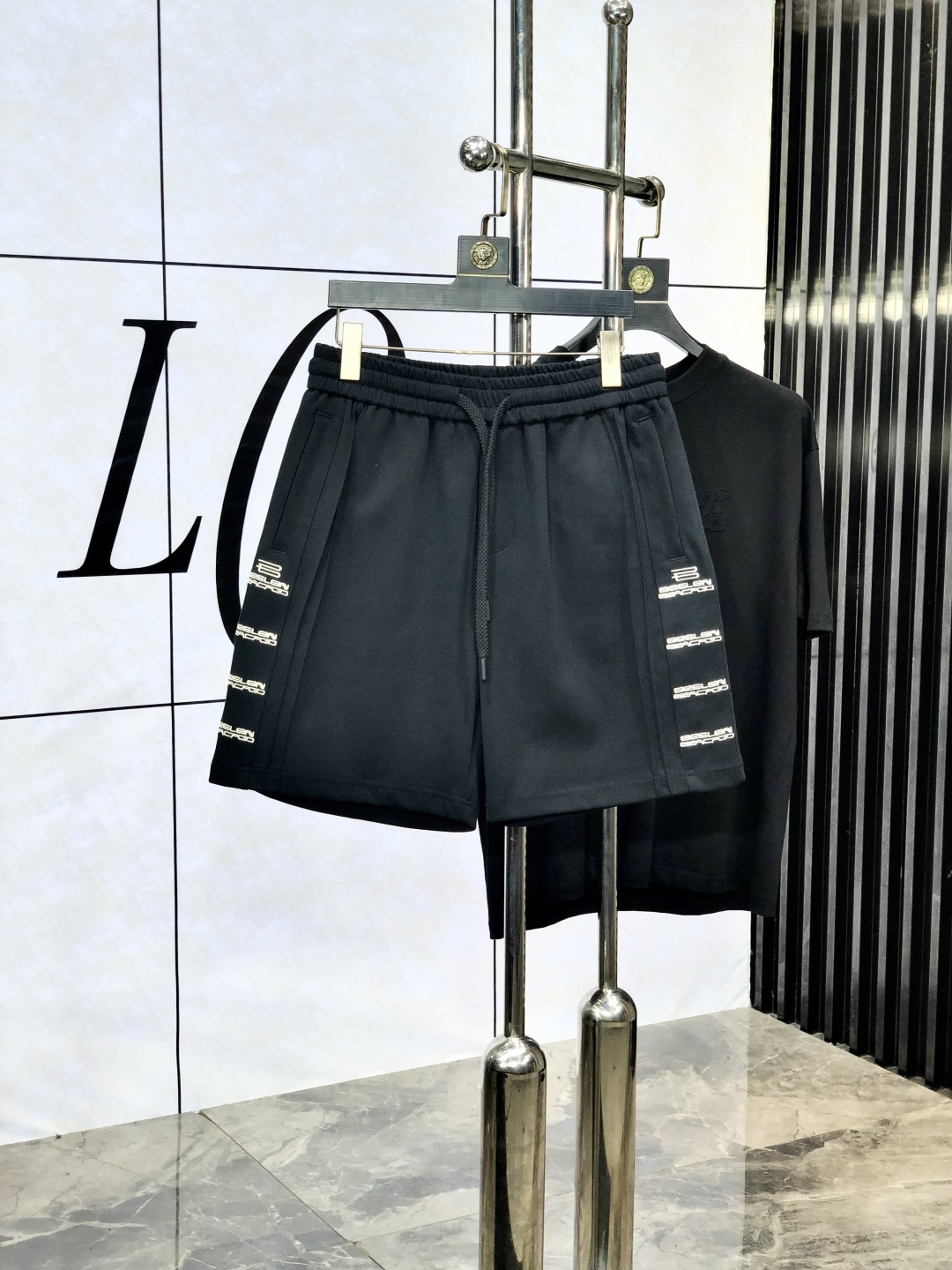 NO:472840,.Balenicaga. New spring and summer elastic casual shorts, customized counter fabric, breathable and comfortable, impeccable details, brand element design concept, reflecting high quality. 1f feels delicate and soft!  It is casually cut, with a great upper body style!  Count m-xxxL.m wear 27.28, balenciaga, shorts, alexander wang19860909.巴黎世家.25春夏新款松紧带休闲短裤,专柜定制面料 透气舒适度高,细节无可挑剔,品牌元素设计理念,体现高品质.1f手感细腻柔软！呈现休闲裁剪,上身版型超赞！码数m-xxxL.m穿27.28,,balenciaga,shorts,alexander wang,Men's clothing