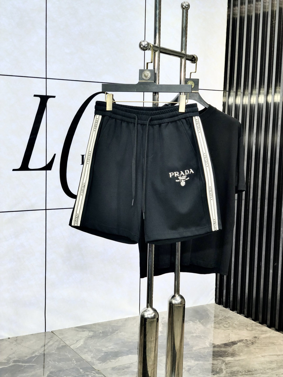 NO:472843,.Prada. 25 spring and summer new elastic strap casual shorts, customized counter fabric, breathable and comfortable, impeccable details, brand element design concept, reflecting high quality. 1f feels delicate and soft!  It is casually cut, with a great upper body style!  Count m-xxxL.m wear 27.28, prada, shorts, alexander wang19860909.普拉达.25春夏新款松紧带休闲短裤,专柜定制面料 透气舒适度高,细节无可挑剔,品牌元素设计理念,体现高品质.1f手感细腻柔软！呈现休闲裁剪,上身版型超赞！码数m-xxxL.m穿27.28,,prada,shorts,alexander wang,Men's clothing