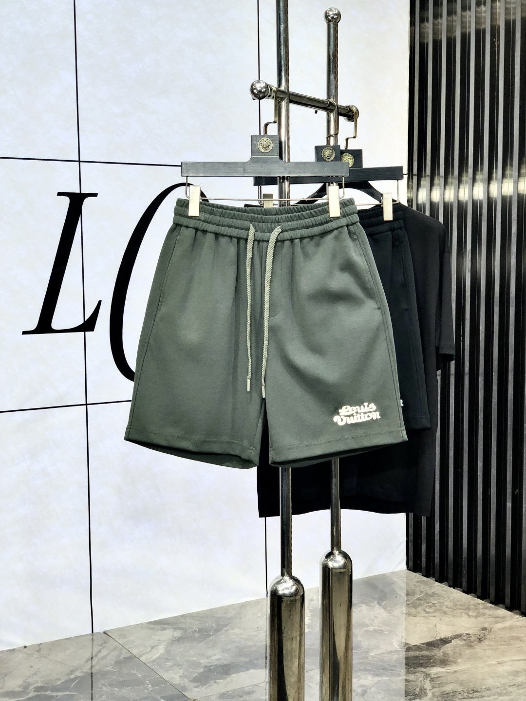 NO:472845,.Lv.25 spring and summer new elastic strap casual shorts, customized counter fabric, breathable and comfortable, impeccable details, brand element design concept, reflecting high quality. 1f feels delicate and soft!  It is casually cut, with a great upper body style!  Count m-xxxL.m wear 27.28, louis vuitton, shorts, alexander wang19860909.Lv.25春夏新款松紧带休闲短裤,专柜定制面料 透气舒适度高,细节无可挑剔,品牌元素设计理念,体现高品质.1f手感细腻柔软！呈现休闲裁剪,上身版型超赞！码数m-xxxL.m穿27.28,,louis vuitton,shorts,alexander wang,Men's clothing