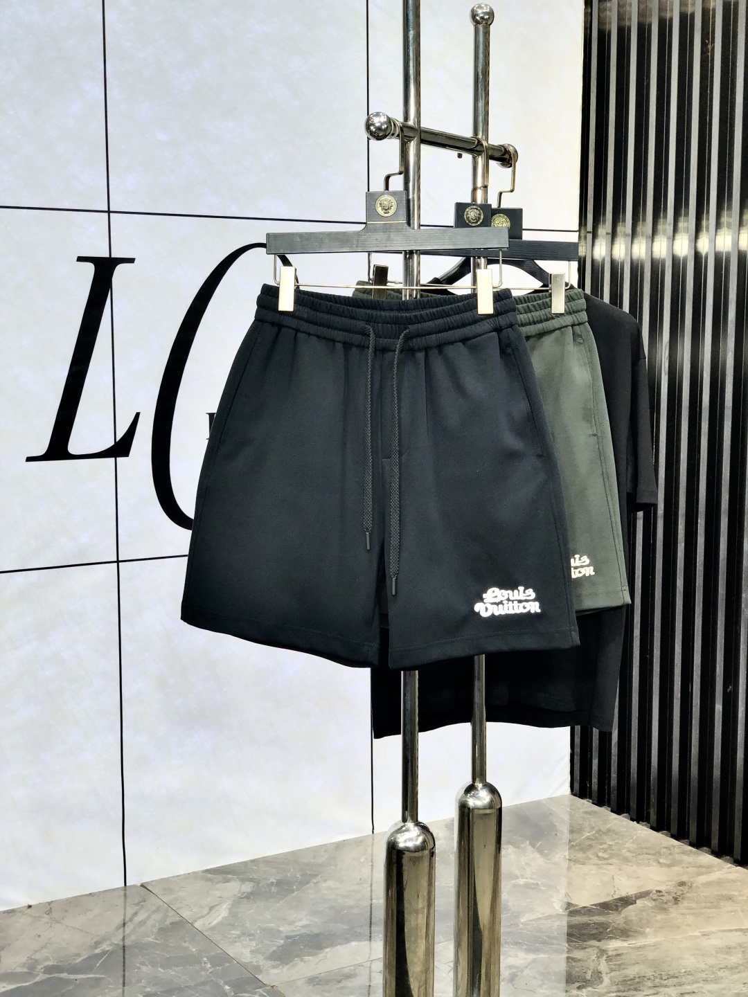 NO:472848,.Lv.25 spring and summer new elastic strap casual shorts, customized counter fabric, breathable and comfortable, impeccable details, brand element design concept, reflecting high quality. 1f feels delicate and soft!  It is casually cut, with a great upper body style!  Count m-xxxL.m wear 27.28, louis vuitton, shorts, alexander wang19860909.Lv .25春夏新款松紧带休闲短裤,专柜定制面料 透气舒适度高,细节无可挑剔,品牌元素设计理念,体现高品质.1f手感细腻柔软！呈现休闲裁剪,上身版型超赞！码数m-xxxL.m穿27.28,,louis vuitton,shorts,alexander wang,Men's clothing