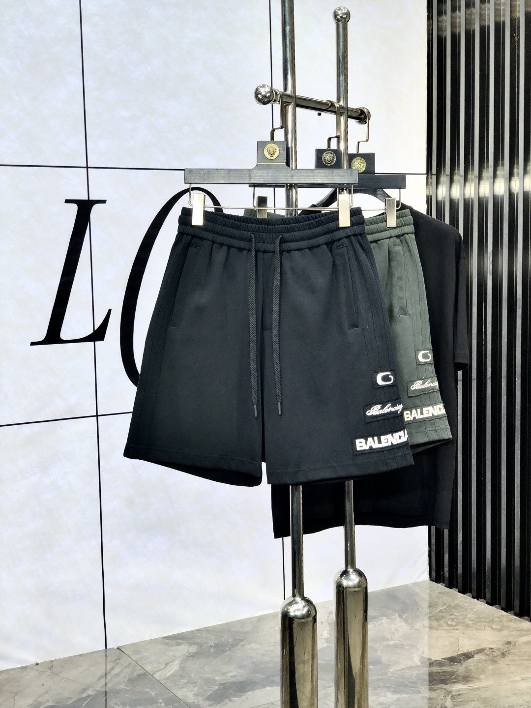 NO:472850,.Balenicaga. New spring and summer elastic casual shorts, customized counter fabric, breathable and comfortable, impeccable details, brand element design concept, reflecting high quality. 1f feels delicate and soft!  It is casually cut, with a great upper body style!  Count m-xxxL.m wear 27.28, balenciaga, shorts, alexander wang19860909.巴黎世家.25春夏新款松紧带休闲短裤,专柜定制面料 透气舒适度高,细节无可挑剔,品牌元素设计理念,体现高品质.1f手感细腻柔软！呈现休闲裁剪,上身版型超赞！码数m-xxxL.m穿27.28,,balenciaga,shorts,alexander wang,Men's clothing