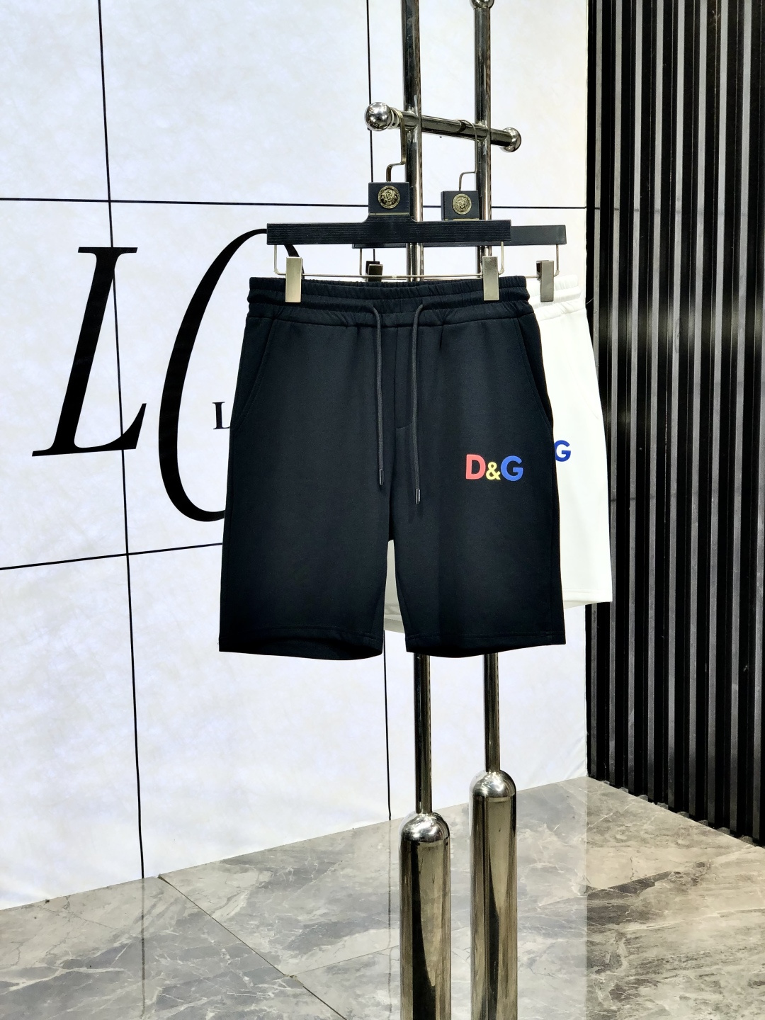 NO:475180,.D&G. 25 spring and summer new elastic strap casual shorts, customized counter fabric, breathable and comfortable, impeccable details, brand element design concept, reflecting high quality. w feels delicate and soft!  6 presents casual cut, with a great upper body style!  Count m-xxxL.m wear 27.28, Dolce & Gabbana, shorts, alexander wang19860909.D&G.25春夏新款松紧带休闲短裤,专柜定制面料 透气舒适度高,细节无可挑剔,品牌元素设计理念,体现高品质.w手感细腻柔软！6呈现休闲裁剪,上身版型超赞！码数m-xxxL.m穿27.28,,Dolce&Gabbana,shorts,alexander wang,Men's clothing