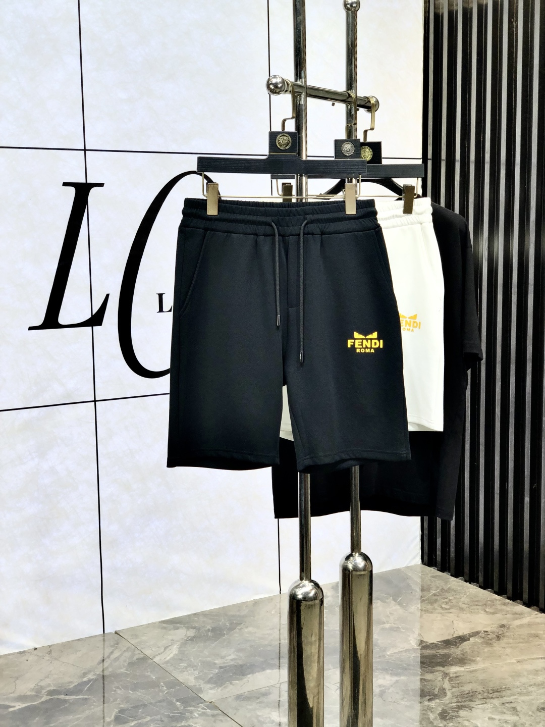 NO:475188,.Fendi. 25 spring and summer new elastic strap casual shorts, customized counter fabric, breathable and comfortable, impeccable details, brand element design concept, reflecting high quality. w feels delicate and soft!  6 presents casual cut, with a great upper body style!  Code number m-xxxL.m wear 27.28, fendi, shorts, alexander wang19860909.芬迪.25春夏新款松紧带休闲短裤,专柜定制面料 透气舒适度高,细节无可挑剔,品牌元素设计理念,体现高品质.w手感细腻柔软！6呈现休闲裁剪,上身版型超赞！码数m-xxxL.m穿27.28,,fendi,shorts,alexander wang,Men's clothing