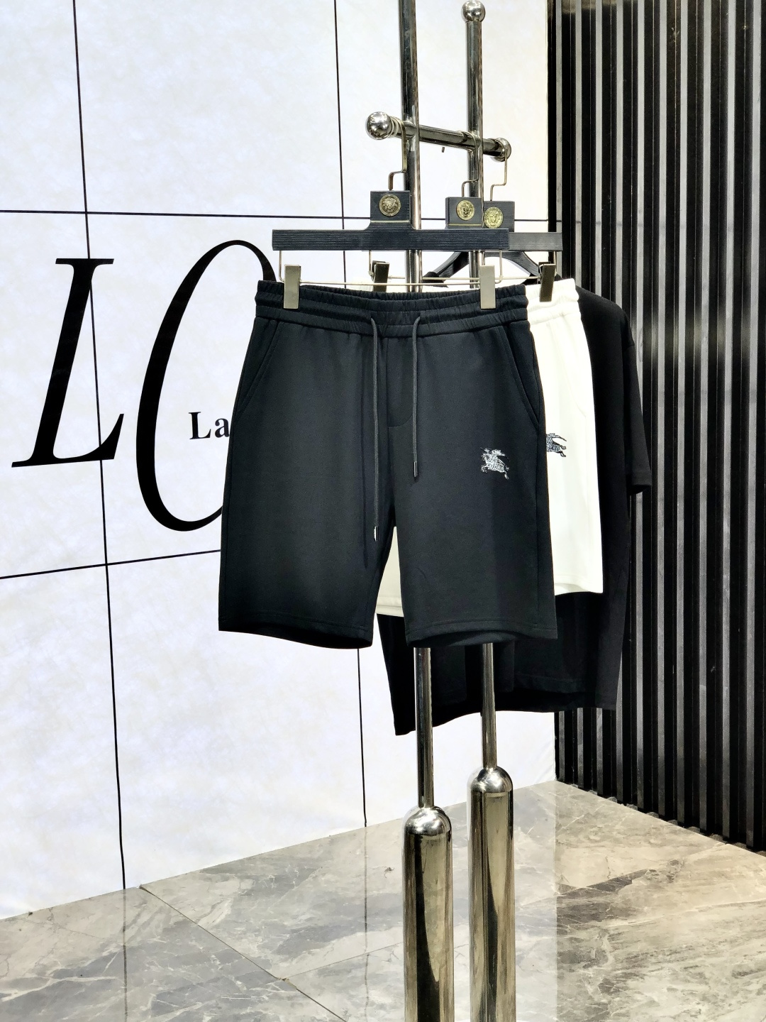 NO:475196,.Burberry. 25 spring and summer new elastic strap casual shorts, customized counter fabric, breathable and comfortable, impeccable details, brand element design concept, reflecting high quality. w feels delicate and soft!  6 presents casual cut, with a great upper body style!  Count m-xxxL.m wear 27.28, burberry, shorts, alexander wang19860909.巴宝莉.25春夏新款松紧带休闲短裤,专柜定制面料 透气舒适度高,细节无可挑剔,品牌元素设计理念,体现高品质.w手感细腻柔软！6呈现休闲裁剪,上身版型超赞！码数m-xxxL.m穿27.28,,burberry,shorts,alexander wang,Men's clothing