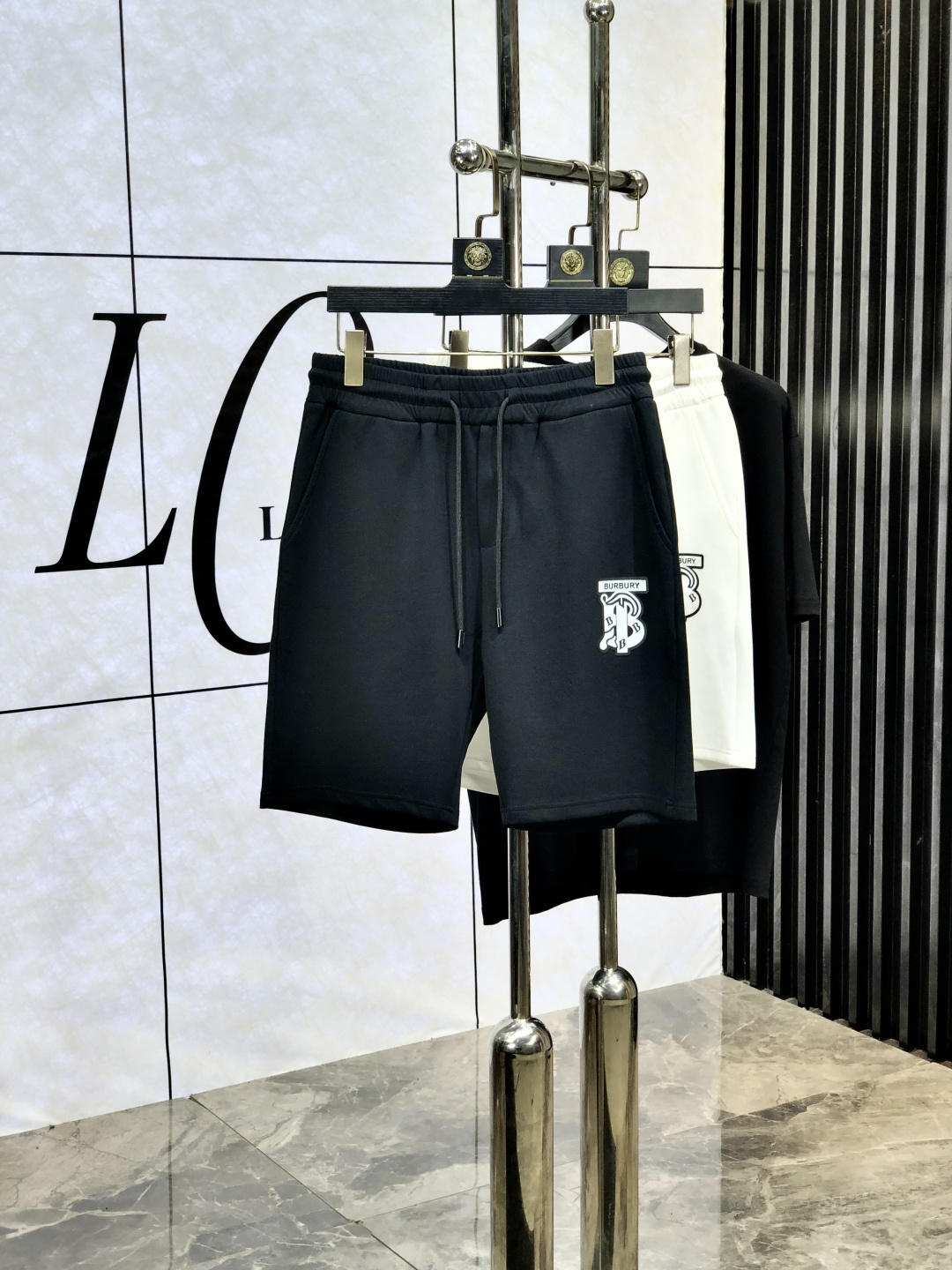 NO:475222,.Burberry. 25 spring and summer new elastic strap casual shorts, customized counter fabric, breathable and comfortable, impeccable details, brand element design concept, reflecting high quality. w feels delicate and soft!  6 presents casual cut, with a great upper body style!  Count m-xxxL.m wear 27.28, burberry, shorts, alexander wang19860909.巴宝莉.25春夏新款松紧带休闲短裤,专柜定制面料 透气舒适度高,细节无可挑剔,品牌元素设计理念,体现高品质.w手感细腻柔软！6呈现休闲裁剪,上身版型超赞！码数m-xxxL.m穿27.28,,burberry,shorts,alexander wang,Men's clothing