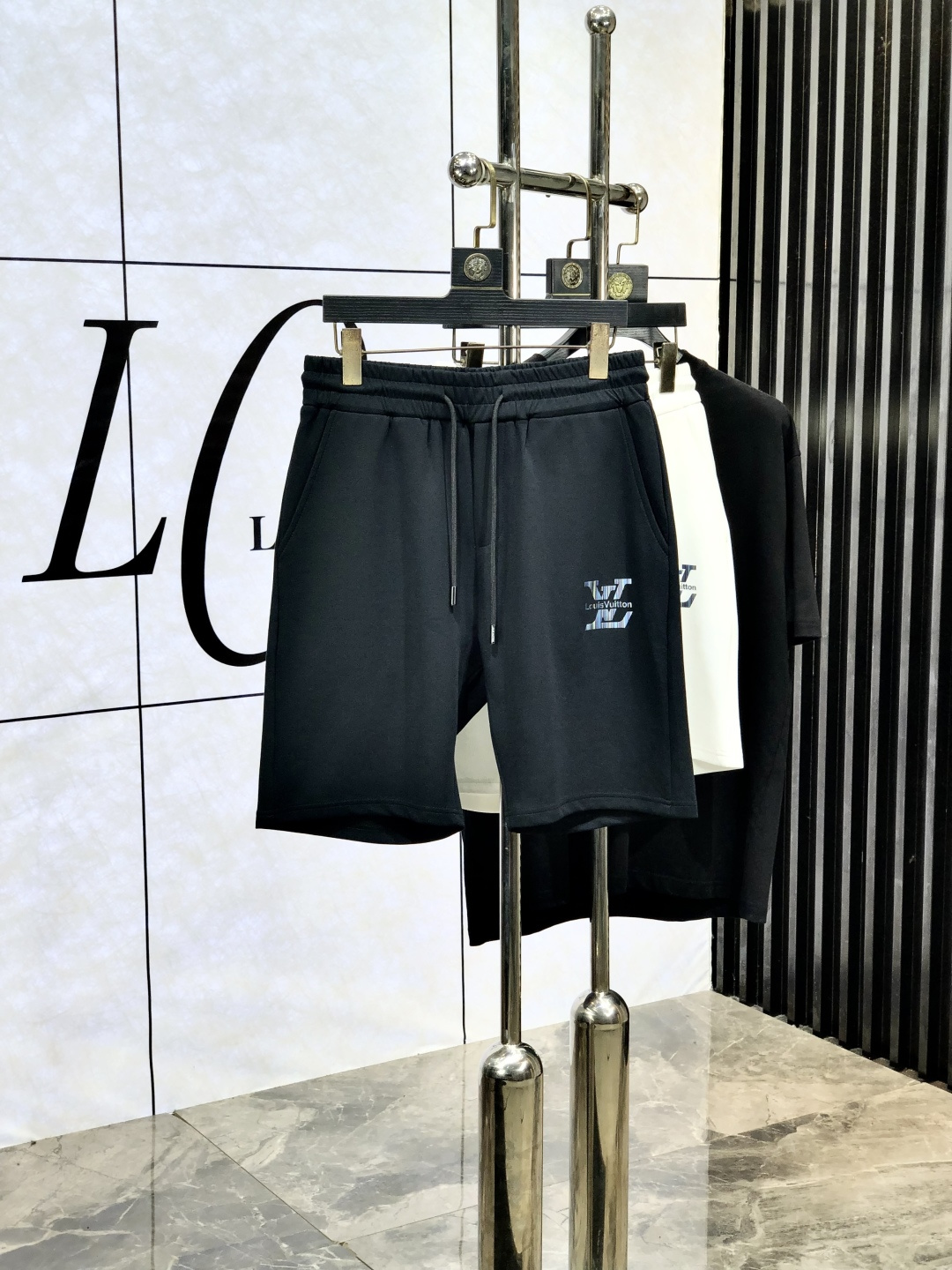 NO:475236,.Lv.25 spring and summer new elastic strap casual shorts, customized counter fabric, breathable and comfortable, impeccable details, brand element design concept, reflecting high quality.w feels delicate and soft!  6 presents casual cut, with a great upper body style!  Count m-xxxL.m wear 27.28, louis vuitton, shorts, alexander wang19860909.Lv.25春夏新款松紧带休闲短裤,专柜定制面料 透气舒适度高,细节无可挑剔,品牌元素设计理念,体现高品质.w手感细腻柔软！6呈现休闲裁剪,上身版型超赞！码数m-xxxL.m穿27.28,,louis vuitton,shorts,alexander wang,Men's clothing