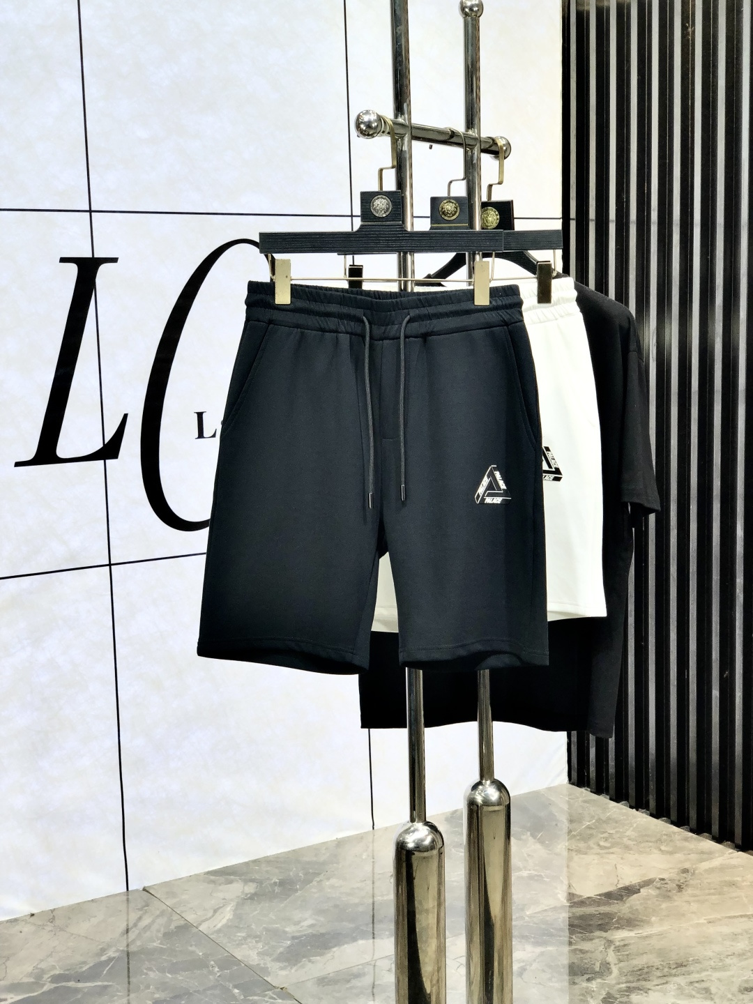 NO:475256,.PaLace.25 spring and summer new elastic strap casual shorts, customized counter fabric, breathable and comfortable, impeccable details, brand element design concept, reflecting high quality.w feels delicate and soft!  6 presents casual cut, with a great upper body style!  Code number m-xxxL.m wear 27.28, shorts, alexander wang19860909.PaLace.25春夏新款松紧带休闲短裤,专柜定制面料 透气舒适度高,细节无可挑剔,品牌元素设计理念,体现高品质.w手感细腻柔软！6呈现休闲裁剪,上身版型超赞！码数m-xxxL.m穿27.28,,shorts,alexander wang,Men's clothing