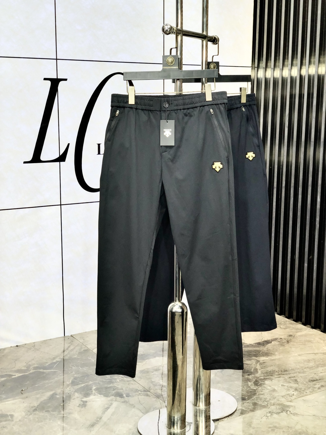 NO:505494,.Disante. The new products of the 25th autumn and winter counter were launched simultaneously. The original customized high-quality fashionable casual pants are super versatile. Exclusive customized fabric, delicate and soft, close and comfortable, and the upper body is super stylish! The latest hardware and accessories of the original custom counter. Super beautiful style, long legs on the upper body, impeccable inner and B wiring, you can attend any occasion, c once again emphasizes that the fabric is very, very classy! Code number m-xxxL m wear 28.29, alexander wang19860909.迪桑特.25年秋冬专柜新品同步上市.原单订制高品质时尚休闲裤.超级百搭款.独家定制面料,手感细腻柔软,贴身舒适,上身超有型！原版定制专柜最新五金辅料.超靓版型、上身显腿修长,內里,b走线都无可挑剔,任何场合都可出席,c再次强调面料非常非常显档次！码数m-xxxL m穿28.29,,alexander wang,Men's clothing