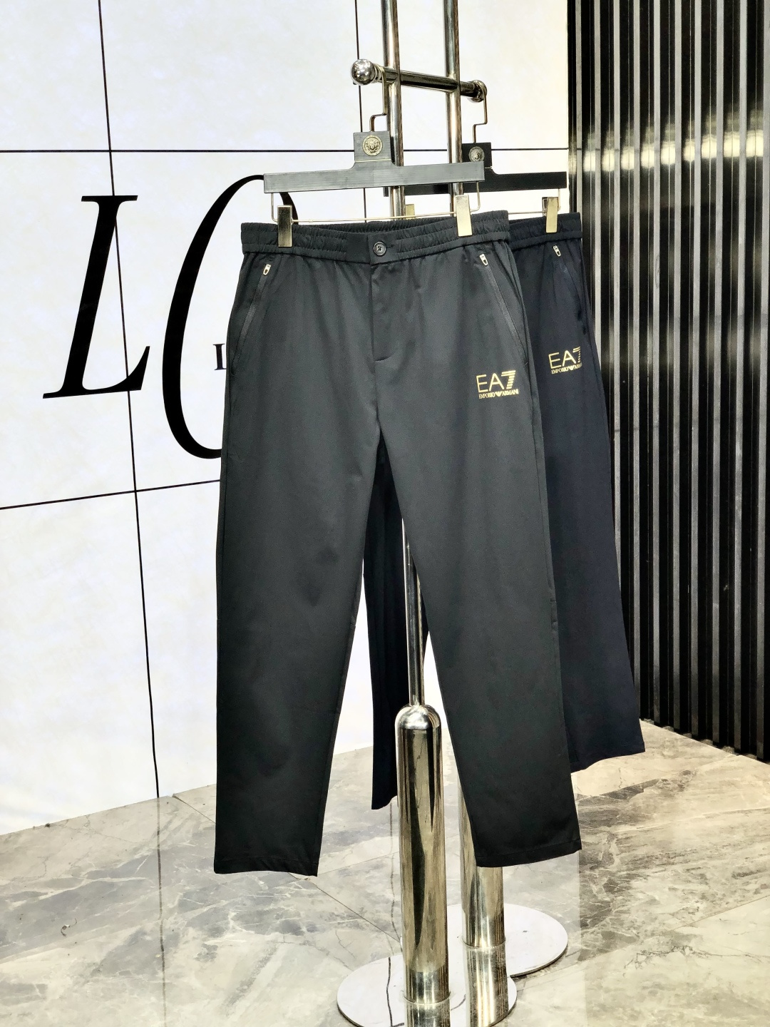 NO:505498,.Amani. The new products of the 25th autumn and winter counter were launched simultaneously. The original customized high-quality fashionable casual pants are super versatile. Exclusive customized fabric, delicate and soft, close and comfortable, and the upper body is super stylish! The latest hardware and accessories of the original custom counter. Super beautiful style, long legs on the upper body, impeccable inner and B wiring, you can attend any occasion, c once again emphasizes that the fabric is very, very classy! Code number m-xxxL m wear 28.29, Armani,alexander wang19860909.阿玛尼.25年秋冬专柜新品同步上市.原单订制高品质时尚休闲裤.超级百搭款.独家定制面料,手感细腻柔软,贴身舒适,上身超有型！原版定制专柜最新五金辅料.超靓版型、上身显腿修长,內里,b走线都无可挑剔,任何场合都可出席,c再次强调面料非常非常显档次！码数m-xxxL m穿28.29,,armani,alexander wang,Men's clothing