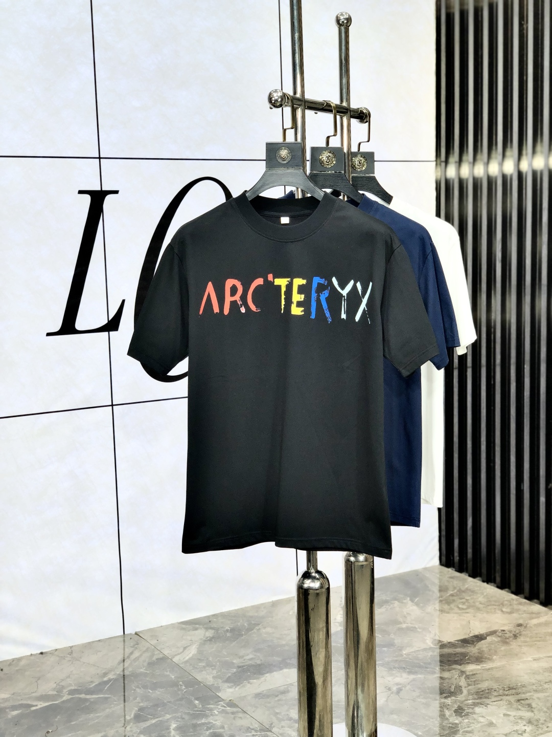 NO:505515,.Archaeau Bird. Top-level products 2025 spring and summer new first-time counter latest short-sleeved round-neck T-shirt, high-end customization, avant-garde and fashionable design!  High-end customized Tennis fabric. It feels soft and comfortable to wear. 1f counter-level exquisite car line. L is finely crafted and has an invincible and handsome upper body effect!  A must-have item for handsome men!  Count m-4xL.m wear 175/125,arc'teryx,T-shirt,tees,t-shirt,alexander wang19860909.始祖鸟.顶级货品2025春夏新款首发专柜最新款短袖圆领T恤 高端订制 设计前卫时尚！ 高端定制天丝面料.手感柔软.穿着舒适.1f专柜级别精致车线.L做工精细.上身效果无敌帅气！型男必备单品！码数m-4xL.m穿175/125,arc'teryx,T-shirt,tees，t-shirt,alexander wang,Men's clothing