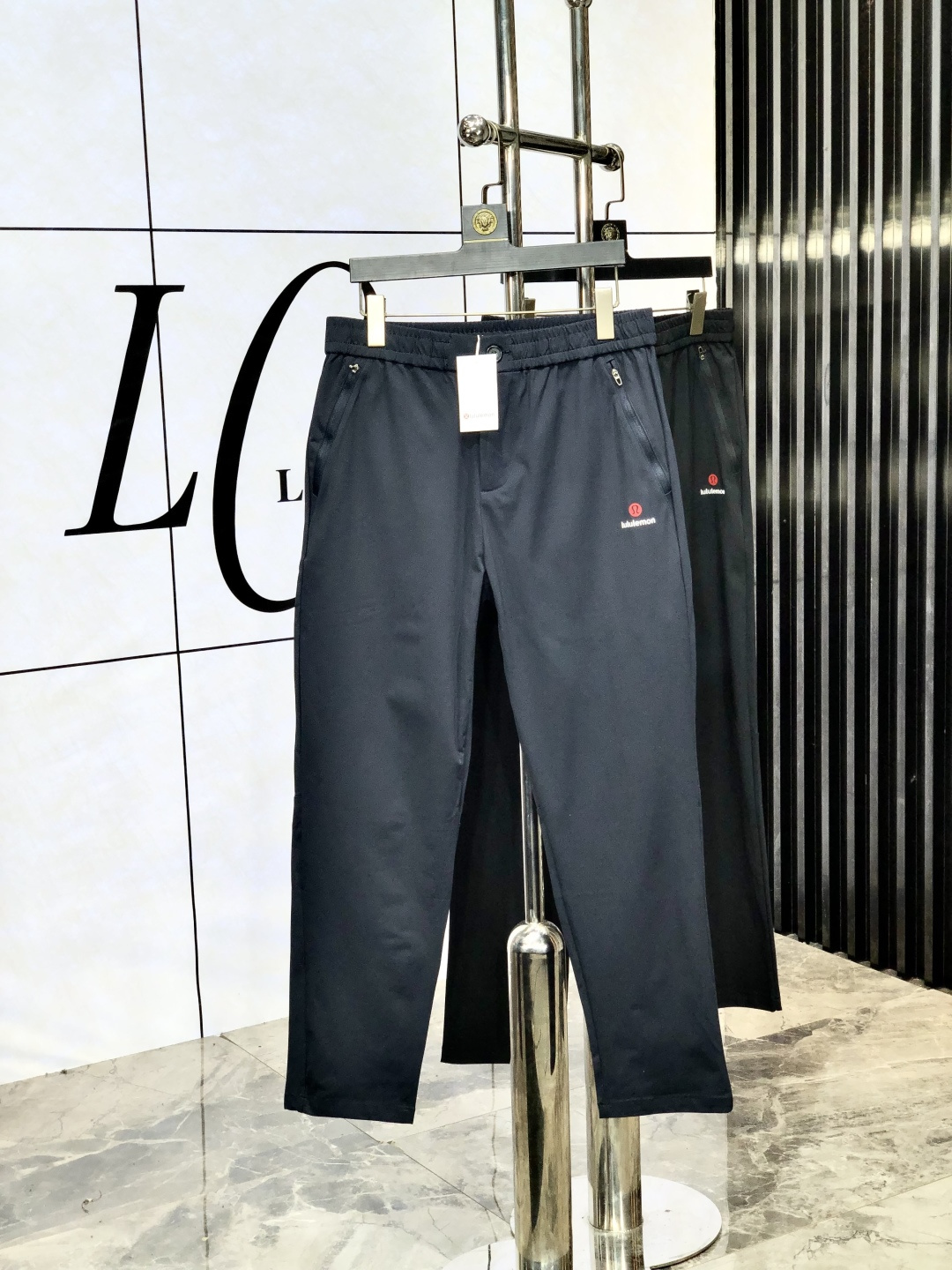 NO:505487,.Lulu's new counter products in 25 years were launched simultaneously. The original customized high-quality fashionable casual pants are super versatile. Exclusive customized fabric, delicate and soft, close and comfortable, and the upper body is super stylish! The latest hardware and accessories of the original custom counter. Super beautiful style, long legs on the upper body, impeccable inner and B wiring, you can attend any occasion, c once again emphasizes that the fabric is very, very classy! Code number m-xxxL m wear 28.29, alexander wang19860909.Lulu 25年专柜新品同步上市.原单订制高品质时尚休闲裤.超级百搭款.独家定制面料,手感细腻柔软,贴身舒适,上身超有型！原版定制专柜最新五金辅料.超靓版型、上身显腿修长,內里,b走线都无可挑剔,任何场合都可出席,c再次强调面料非常非常显档次！码数m-xxxL m穿28.29,,alexander wang,Men's clothing