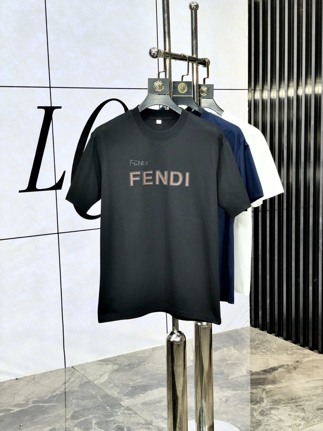 NO:505505,.Fendi. Top products 2025 spring and summer new first-time counter latest short-sleeved round-neck T-shirt, high-end customization, avant-garde and fashionable design!  High-end customized Tennis fabric. It feels soft and comfortable to wear. 1f counter-level exquisite car line. L is finely crafted and has an invincible and handsome upper body effect!  A must-have item for handsome men!  Count m-4xL.m wear 175/125, fendi, T-shirt,tees, t-shirt,alexander wang19860909.芬迪.顶级货品2025春夏新款首发专柜最新款短袖圆领T恤 高端订制 设计前卫时尚！ 高端定制天丝面料.手感柔软.穿着舒适.1f专柜级别精致车线.L做工精细.上身效果无敌帅气！型男必备单品！码数m-4xL.m穿175/125,,fendi,T-shirt,tees，t-shirt,alexander wang,Men's clothing