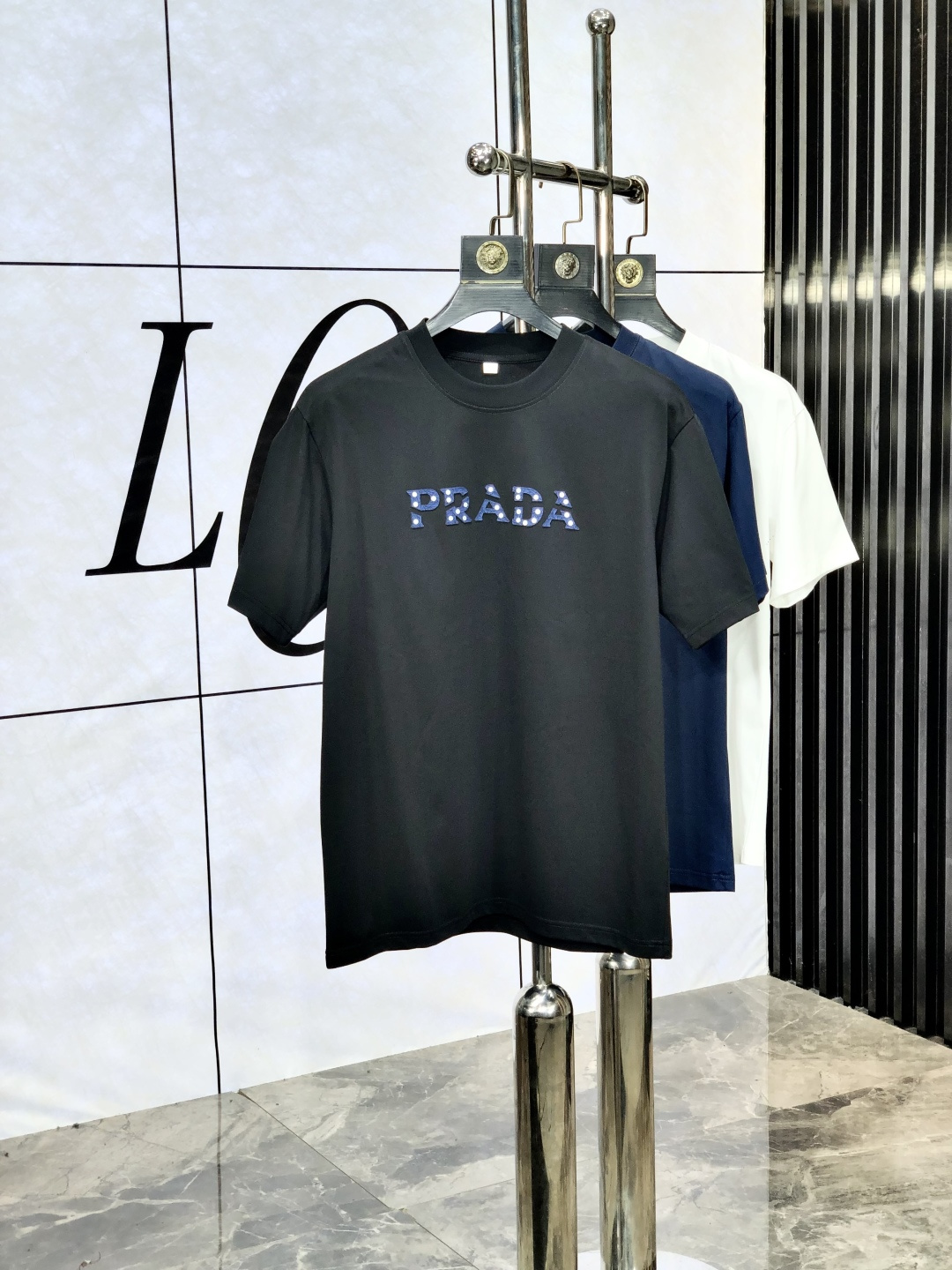 NO:505510,.Prada. Top products 2025 spring and summer new first-time counter latest short-sleeved round-neck T-shirt, high-end customization, avant-garde and fashionable design!  High-end customized Tennis fabric. It feels soft and comfortable to wear. 1f counter-level exquisite car line. L is finely crafted and has an invincible and handsome upper body effect!  A must-have item for handsome men!  Count m-4xL.m wear 175/125, prada, T-shirt,tees, t-shirt,alexander wang19860909.普拉达.顶级货品2025春夏新款首发专柜最新款短袖圆领T恤 高端订制 设计前卫时尚！ 高端定制天丝面料.手感柔软.穿着舒适.1f专柜级别精致车线.L做工精细.上身效果无敌帅气！型男必备单品！码数m-4xL.m穿175/125,,prada,T-shirt,tees，t-shirt,alexander wang,Men's clothing