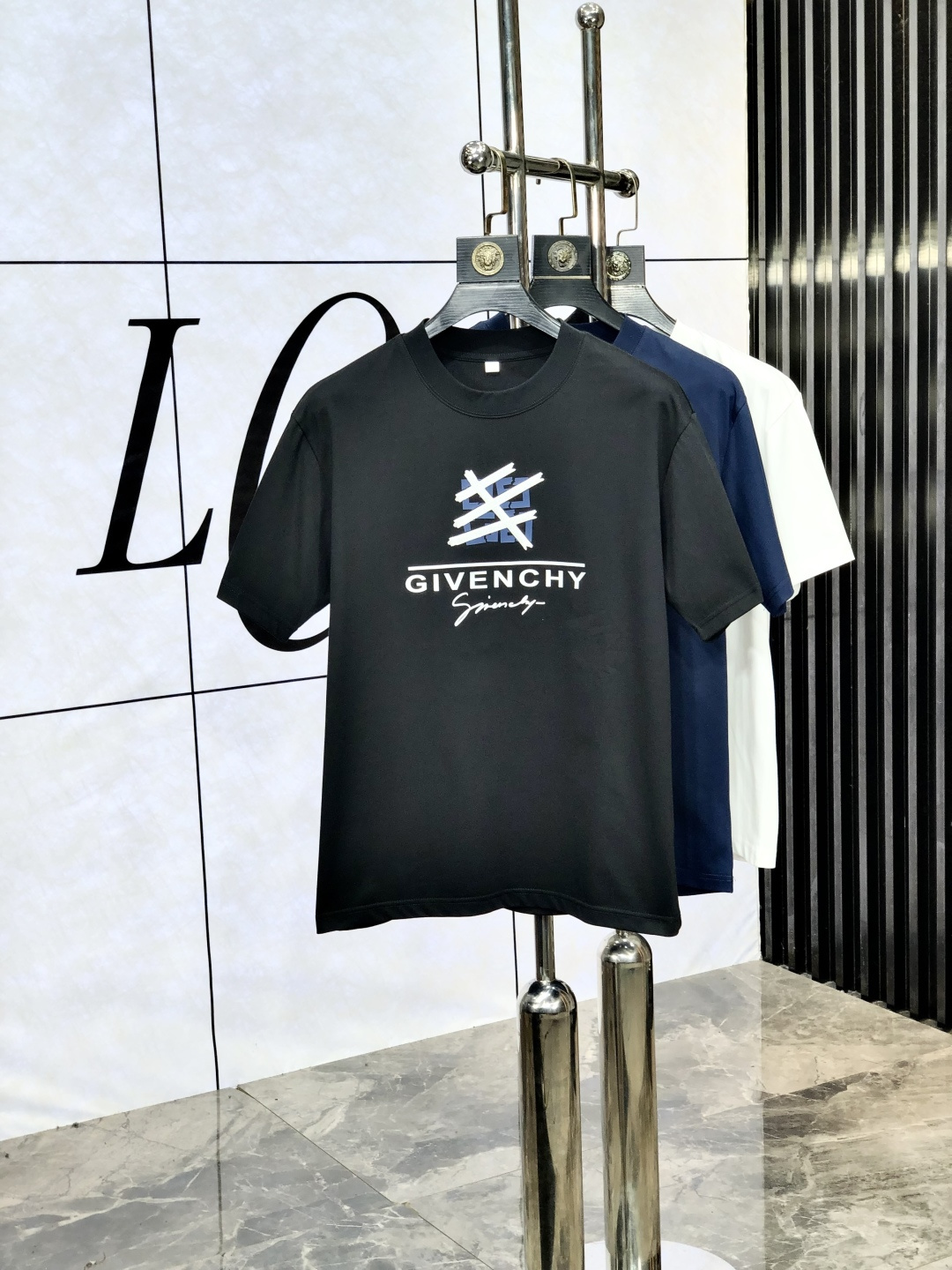 NO:505521,.Givenchy. Top products 2025 spring and summer new first-time counter latest short-sleeved round-neck T-shirt, high-end customization, avant-garde and fashionable design!  High-end customized Tennis fabric. It feels soft and comfortable to wear. 1f counter-level exquisite car line. L is finely crafted and has an invincible and handsome upper body effect!  A must-have item for handsome men!  Count m-4xL.m wear 175/125, given t-shirt,tees,t-shirt,alexander wang19860909.纪梵希.顶级货品2025春夏新款首发专柜最新款短袖圆领T恤 高端订制 设计前卫时尚！ 高端定制天丝面料.手感柔软.穿着舒适.1f专柜级别精致车线.L做工精细.上身效果无敌帅气！型男必备单品！码数m-4xL.m穿175/125,,givenchy,T-shirt,tees，t-shirt,alexander wang,Men's clothing