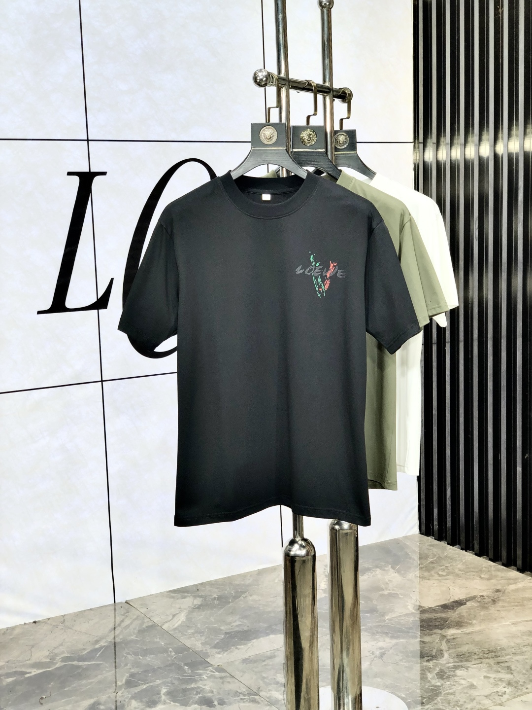NO:505532,.Luo Yiwei. Top products 2025 spring and summer new first-time counter latest short-sleeved round-neck T-shirt, high-end customization, avant-garde and fashionable design!  High-end customized Tennis fabric. It feels soft and comfortable to wear. 1f counter-level exquisite car line. L is finely crafted and has an invincible and handsome upper body effect!  A must-have item for handsome men!  Count m-4xL.m wear 175/125, loewe, T-shirt,tees, t-shirt,alexander wang19860909.罗意威.顶级货品2025春夏新款首发专柜最新款短袖圆领T恤 高端订制 设计前卫时尚！ 高端定制天丝面料.手感柔软.穿着舒适.1f专柜级别精致车线.L做工精细.上身效果无敌帅气！型男必备单品！码数m-4xL.m穿175/125,,loewe,T-shirt,tees，t-shirt,alexander wang,Men's clothing