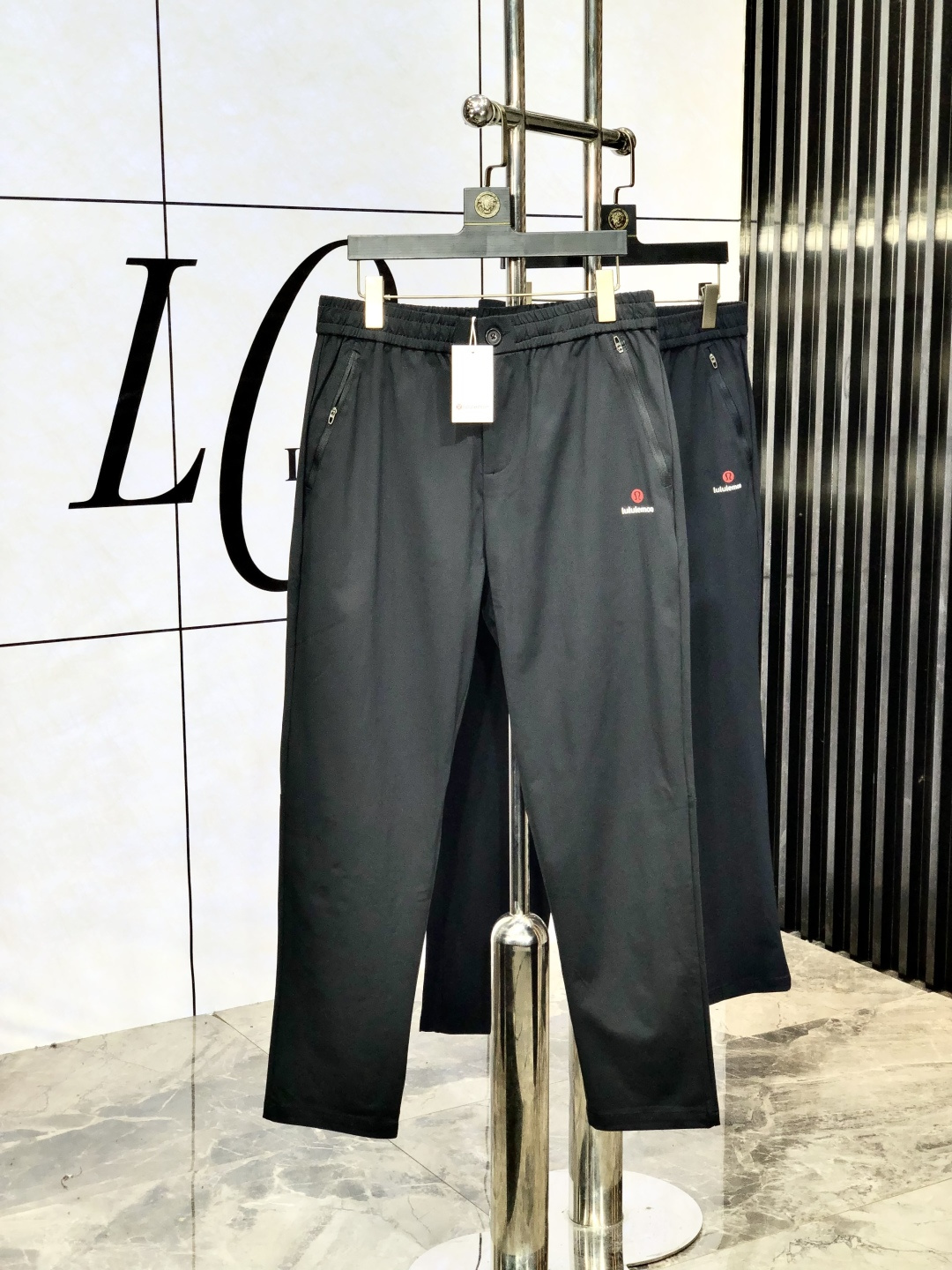 NO:505488,.Lulu's new products in the 25th autumn and winter counter were launched simultaneously. The original customized high-quality fashionable casual pants are super versatile. Exclusive customized fabrics, delicate and soft, close and comfortable, and the upper body is super stylish! The latest hardware and accessories of the original custom counter. Super beautiful style, long legs on the upper body, impeccable inner and B wiring, you can attend any occasion, c once again emphasizes that the fabric is very, very classy! Code number m-xxxL m wear 28.29, alexander wang19860909.Lulu 25年秋冬专柜新品同步上市.原单订制高品质时尚休闲裤.超级百搭款.独家定制面料,手感细腻柔软,贴身舒适,上身超有型！原版定制专柜最新五金辅料.超靓版型、上身显腿修长,內里,b走线都无可挑剔,任何场合都可出席,c再次强调面料非常非常显档次！码数m-xxxL m穿28.29,,alexander wang,Men's clothing