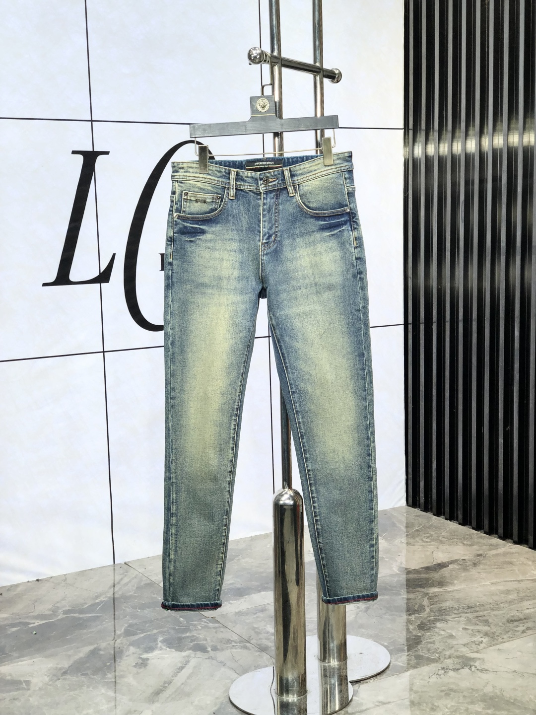 NO:489560,Armani. The official counter of the autumn and winter new autumn and winter is released simultaneously. The 2025SS autumn and winter new men's casual jeans, original single quality, customized original denim fabric for counter, logo pattern design, original hardware and accessories for b trousers body, three-dimensional and clear, c super trendy and personalized, fashionable and stylish on the upper body!  Trendy men's must-have items, number 28-38,,armani,jeans,alexander wang19860909阿玛尼.秋冬新款官网专柜同步发售,2025SS秋冬新品男士休闲牛仔裤,原单品质,专柜定制原版牛仔面料,logo图案设计,b裤身原版五金辅料装饰,立体清晰,c超级潮流个性,上身时尚有型！潮男必备单品 码数28-38,,armani,jeans,alexander wang,Men's clothing