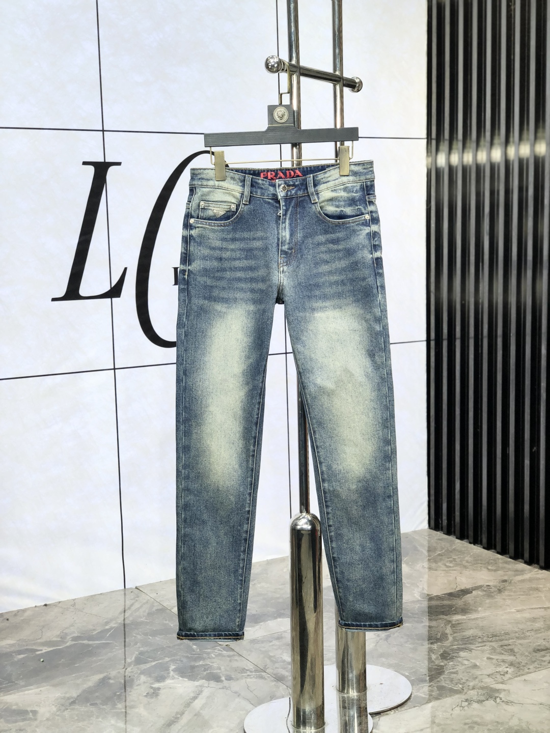 NO:489567,Prada. The official counter of the autumn and winter new autumn and winter is released simultaneously. The 2025SS autumn and winter new men's casual jeans, original single quality, customized original denim fabric for counter, logo pattern design, original hardware and accessories for b trousers body, three-dimensional and clear, c super trendy and personalized, fashionable and stylish on the upper body!  Trendy men's must-have items, number 28-38, prada, jeans, alexander wang19860909普拉达.秋冬新款官网专柜同步发售,2025SS秋冬新品男士休闲牛仔裤,原单品质,专柜定制原版牛仔面料,logo图案设计,b裤身原版五金辅料装饰,立体清晰,c超级潮流个性,上身时尚有型！潮男必备单品 码数28-38,,prada,jeans,alexander wang,Men's clothing