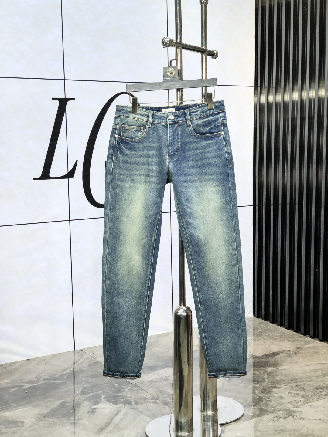 NO:489573,The official counter of the hood. The new autumn and winter style of the official website will be released simultaneously. The 2025SS autumn and winter new men's casual jeans, original single quality, customized original denim fabric for the counter, logo pattern design, original hardware and accessories for the b trouser body, three-dimensional and clear, c super trendy and personalized, fashionable and stylish on the upper body!  Must-have items for trendy men, 28-38, Moncler, jeans, alexander wang19860909蒙口.秋冬新款官网专柜同步发售,2025SS秋冬新品男士休闲牛仔裤,原单品质,专柜定制原版牛仔面料,logo图案设计,b裤身原版五金辅料装饰,立体清晰,c超级潮流个性,上身时尚有型！潮男必备单品 码数28-38,,Moncler,jeans,alexander wang,Men's clothing