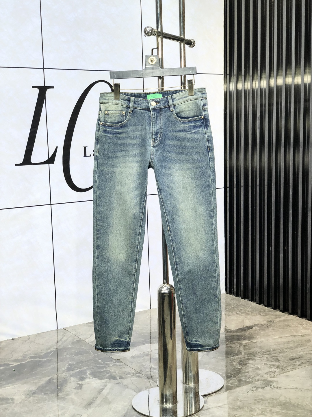 NO:489579,Lv. The official counter of the official website of the autumn and winter is released simultaneously. The 2025SS autumn and winter new products of men's casual jeans, original single quality, customized original denim fabric for counters, logo pattern design, original hardware and accessories for b trousers, three-dimensional and clear, c super trendy and personalized, fashionable and stylish on the upper body!  Trendy men's must-have items 28-38, louis vuitton, jeans, alexander wang19860909Lv.秋冬新款官网专柜同步发售,2025SS秋冬新品男士休闲牛仔裤,原单品质,专柜定制原版牛仔面料,logo图案设计,b裤身原版五金辅料装饰,立体清晰,c超级潮流个性,上身时尚有型！潮男必备单品 码数28-38,,louis vuitton,jeans,alexander wang,Men's clothing