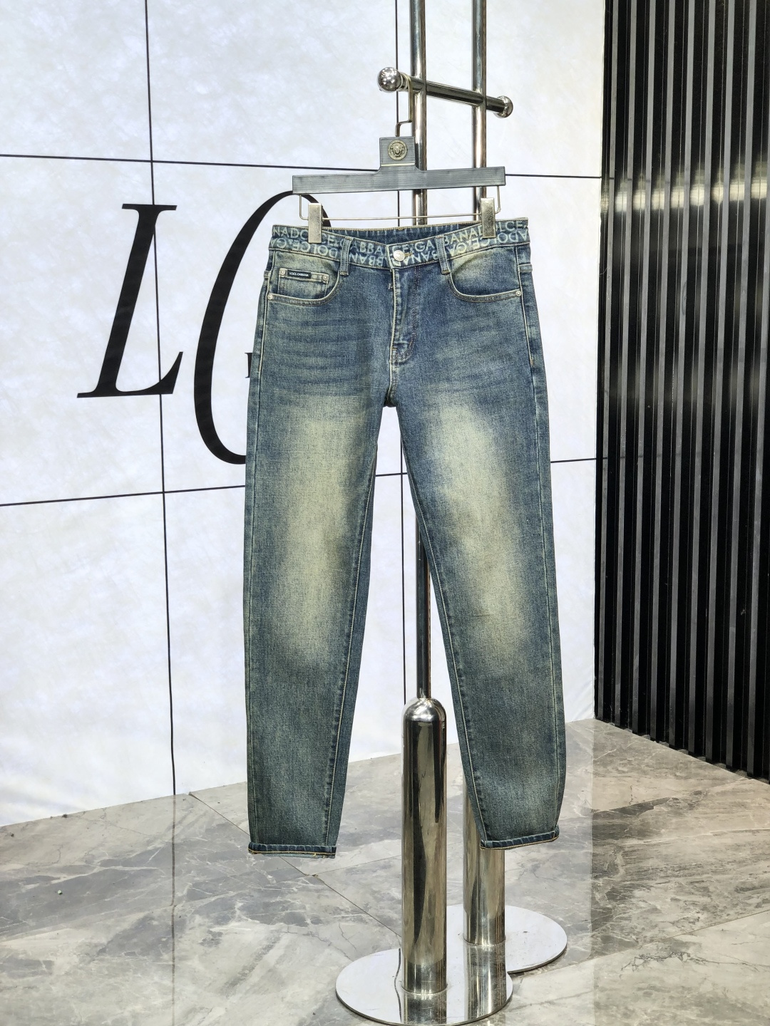 NO:489585,D&G. The official counter of the new autumn and winter styles will be released simultaneously. The 2025SS autumn and winter new men's casual jeans, original single quality, customized original denim fabric for counters, logo pattern design, original hardware and accessories for b trousers, three-dimensional and clear, c super trendy and personalized, fashionable and stylish on the upper body!  Trendy men's must-have items, 28-38, Dolce & Gabbana, jeans, alexander wang19860909D&G .秋冬新款官网专柜同步发售,2025SS秋冬新品男士休闲牛仔裤,原单品质,专柜定制原版牛仔面料,logo图案设计,b裤身原版五金辅料装饰,立体清晰,c超级潮流个性,上身时尚有型！潮男必备单品 码数28-38,,Dolce&Gabbana,jeans,alexander wang,Men's clothing