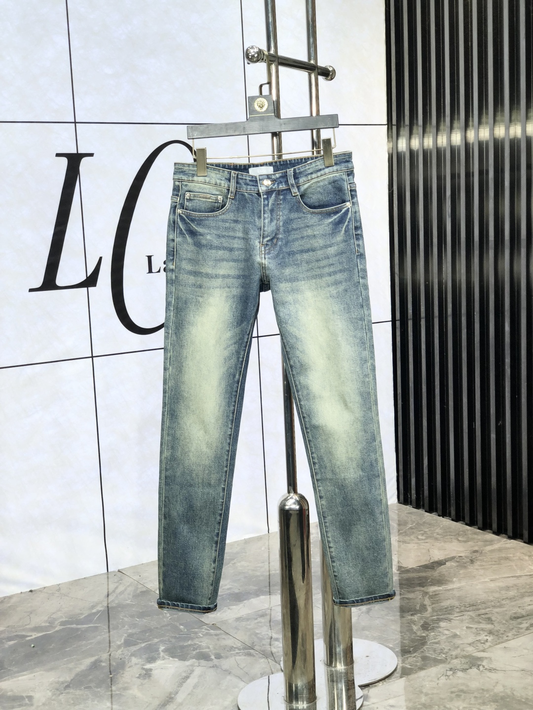 NO:489597,Dior. The official counter of the autumn and winter new styles are available simultaneously. The 2025SS autumn and winter new products for men's casual jeans, original single quality, customized original denim fabric for counters, logo pattern design, original hardware and accessories for b trousers, three-dimensional and clear, c super trendy and individual, fashionable and stylish on the upper body!  Trendy men's must-have items 28-38, Dior, Jeans, Alexander wang19860909Dior .秋冬新款官网专柜同步发售,2025SS秋冬新品男士休闲牛仔裤,原单品质,专柜定制原版牛仔面料,logo图案设计,b裤身原版五金辅料装饰,立体清晰,c超级潮流个性,上身时尚有型！潮男必备单品 码数28-38,,dior,jeans,alexander wang,Men's clothing