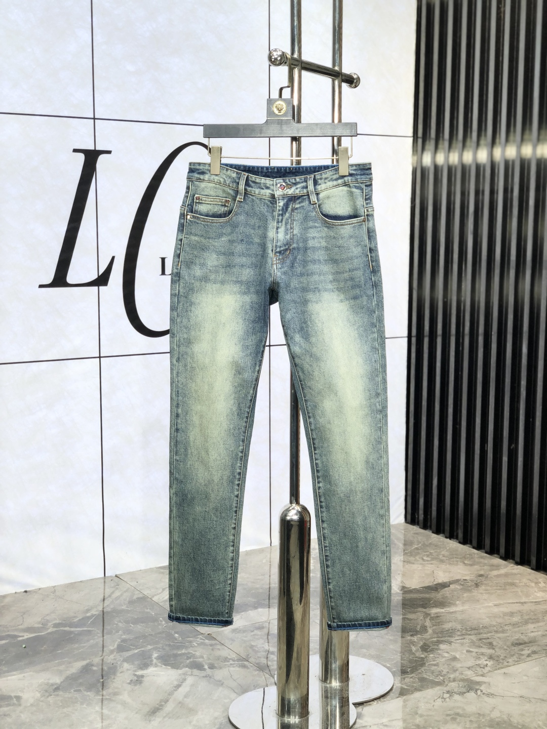 NO:489603,The official counter of the hood. The new autumn and winter style of the official website will be released simultaneously. The 2025SS autumn and winter new men's casual jeans, original single quality, customized original denim fabric for the counter, logo pattern design, original hardware and accessories for the b trouser body, three-dimensional and clear, c super trendy and personalized, fashionable and stylish on the upper body!  Must-have items for trendy men, 28-38, Moncler, jeans, alexander wang19860909蒙口.秋冬新款官网专柜同步发售,2025SS秋冬新品男士休闲牛仔裤,原单品质,专柜定制原版牛仔面料,logo图案设计,b裤身原版五金辅料装饰,立体清晰,c超级潮流个性,上身时尚有型！潮男必备单品 码数28-38,,Moncler,jeans,alexander wang,Men's clothing